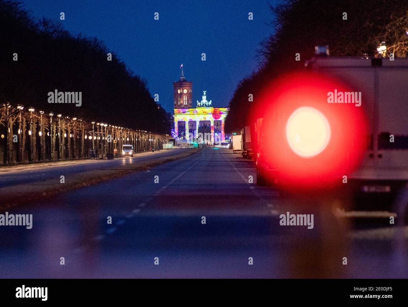Berlin, Allemagne. 31 décembre 2020. La Straße des 17. Juni est fermé le soir du nouvel an, de la porte de Brandebourg à la colonne de la victoire. Credit: Christophe bateau/dpa/Alay Live News Banque D'Images