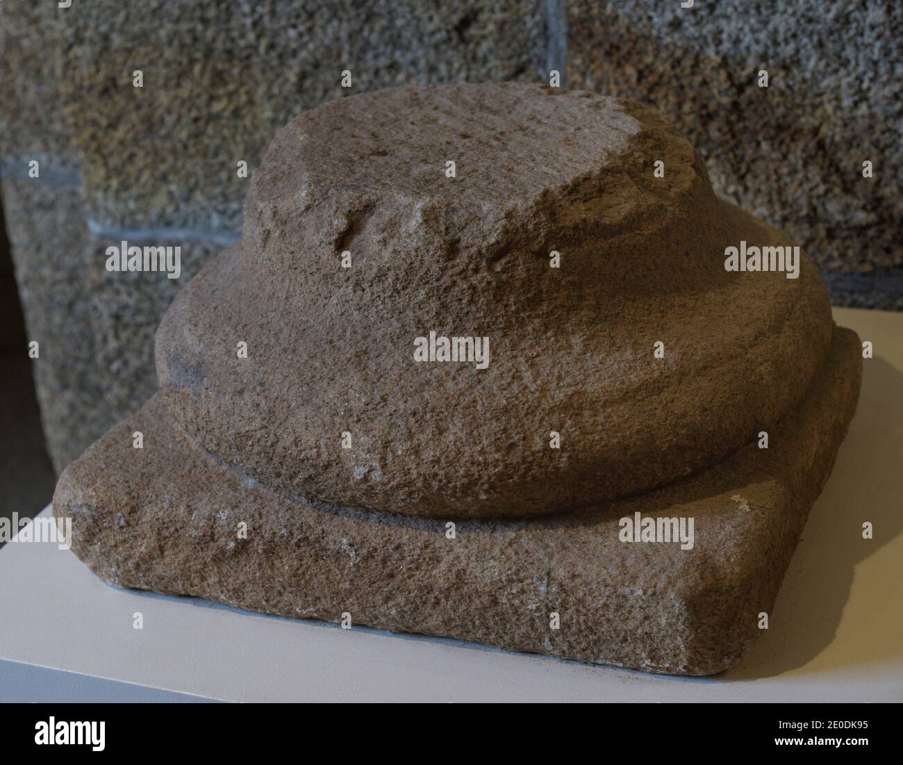 Base de la colonne. Granit. De la Villa romaine de Noville, Mugardos (province de la Coruña, Galice, Espagne). Habité pendant les 3ème et 4ème siècles après J.-C. Musée archéologique et d'histoire (Château de San Anton). A Corogne, Galice, Espagne. Banque D'Images