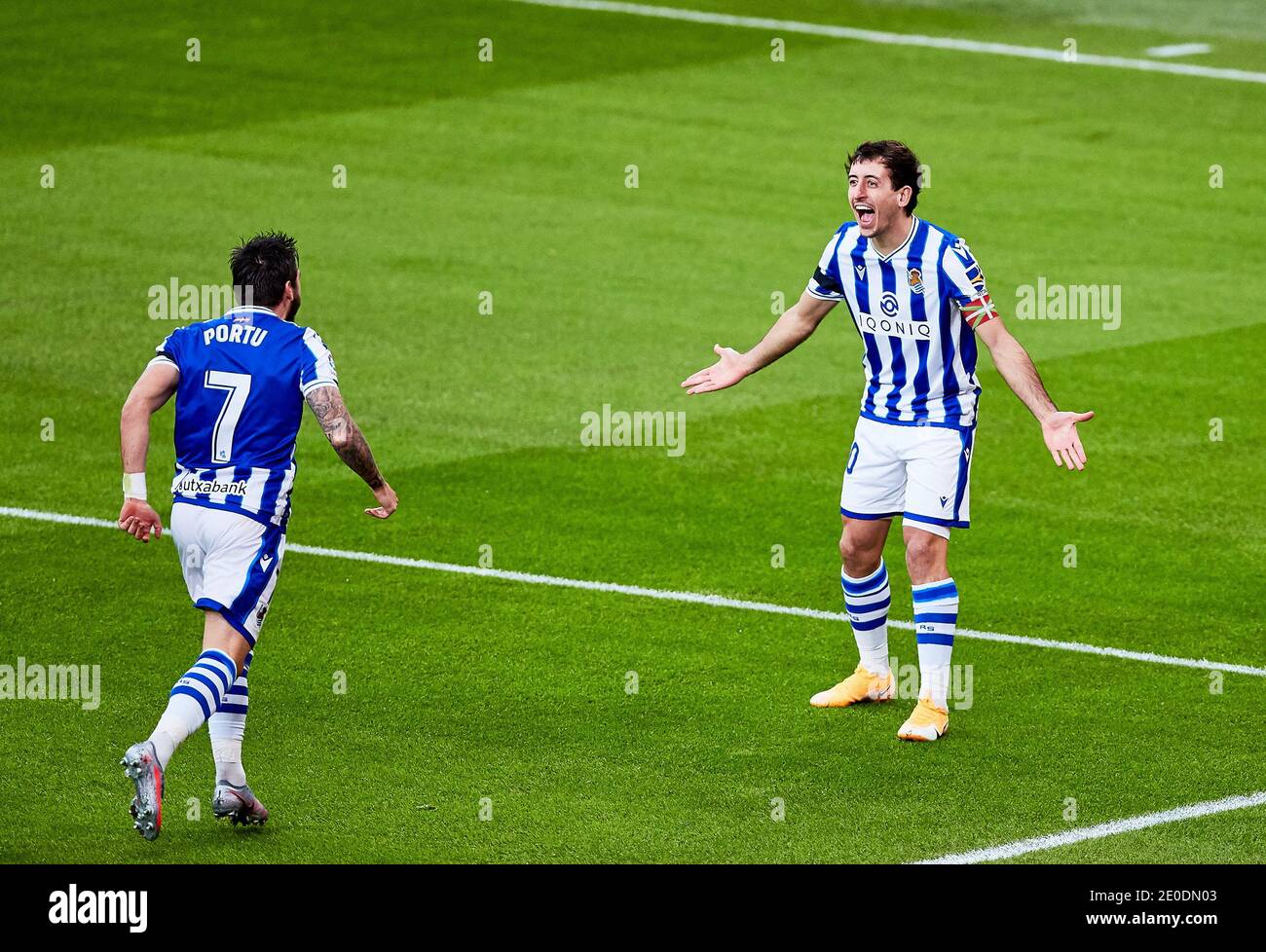 Cristian Portugues et Mikel Oyarazabal de Real Sociedad célébrant un but  lors du championnat espagnol la Liga football match entre Athletic Club et  Real Sociedad le 31 décembre 2020 au stade San