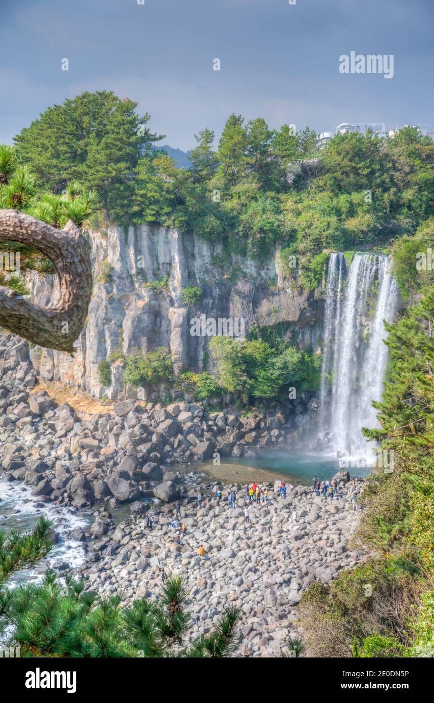 jeju-jeongbang-waterfall-cascade-banque-de-photographies-et-d-images
