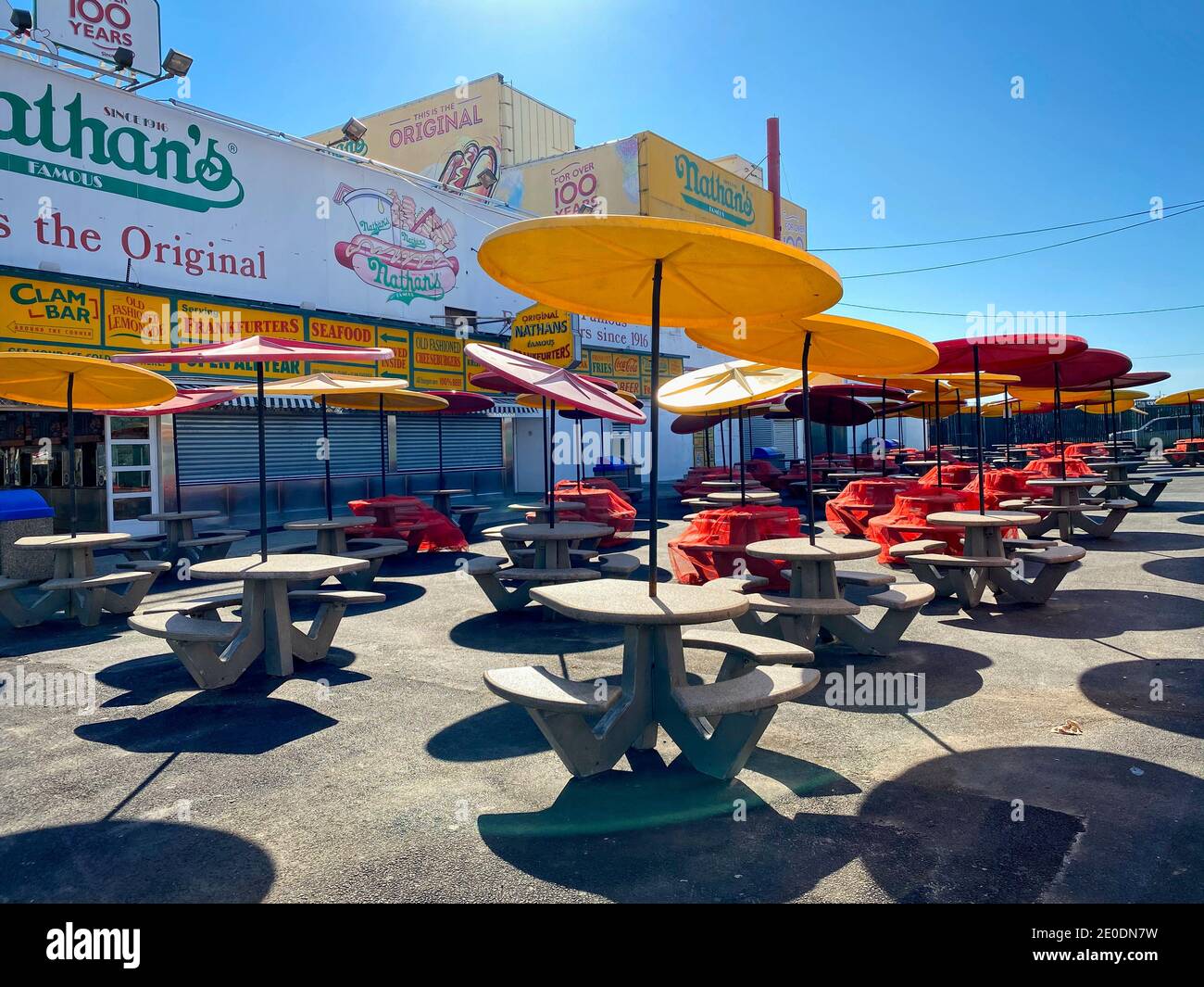 Brooklyn, NY, États-Unis - 31 décembre 2020 : cuisine extérieure des hot dogs de Nathan à Coney Island Banque D'Images