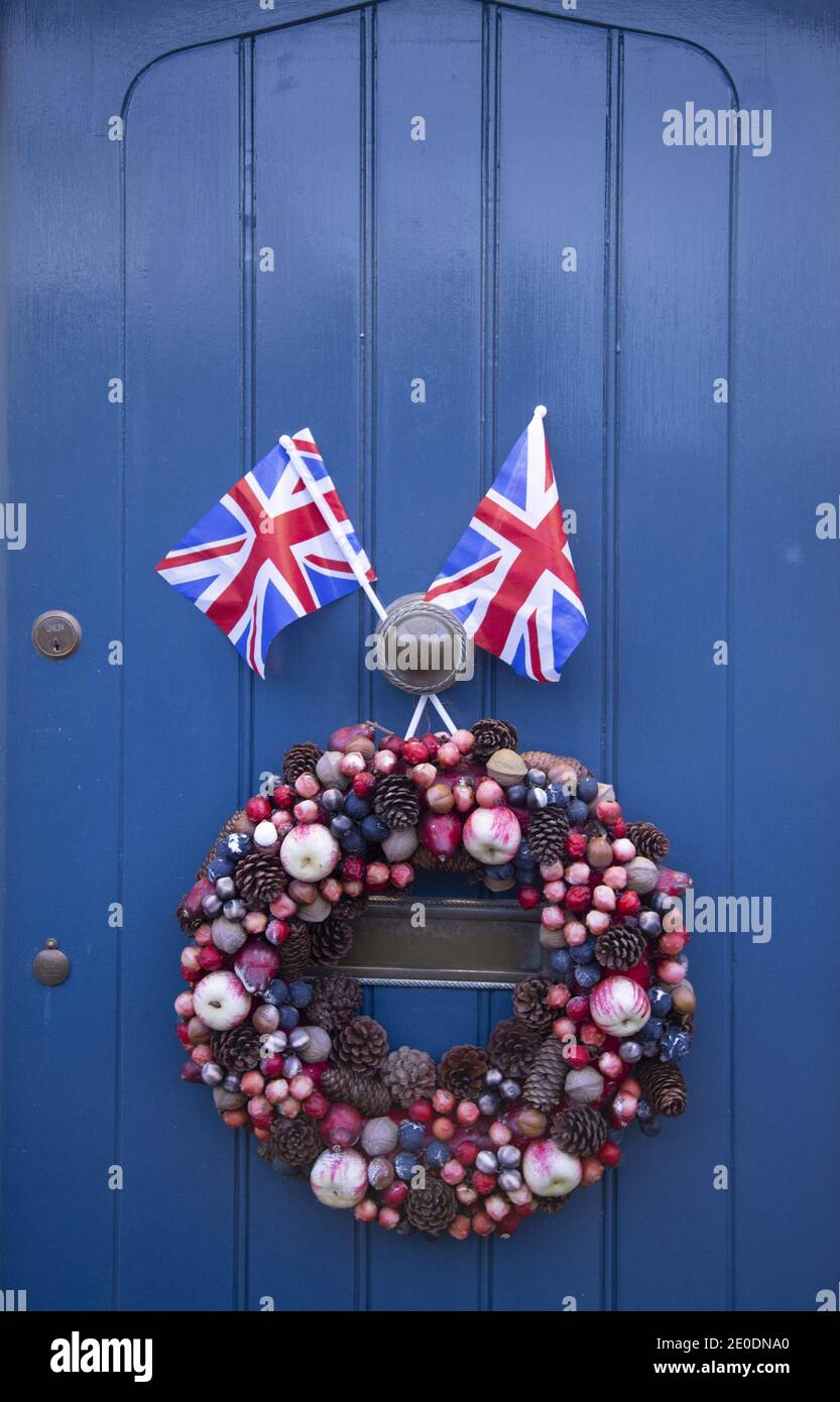 Sidmouth, Devon, 31 décembre 2020 montrant la porte à l'Europe. Une porte d'entrée à Sidmouth, Devon, portant deux drapeaux de l'Union sur une couronne de Noël alors que la Grande-Bretagne quitte la réglementation de l'UE à 23h00 ce soir. Credit: Photo Central/Alamy Live News Banque D'Images