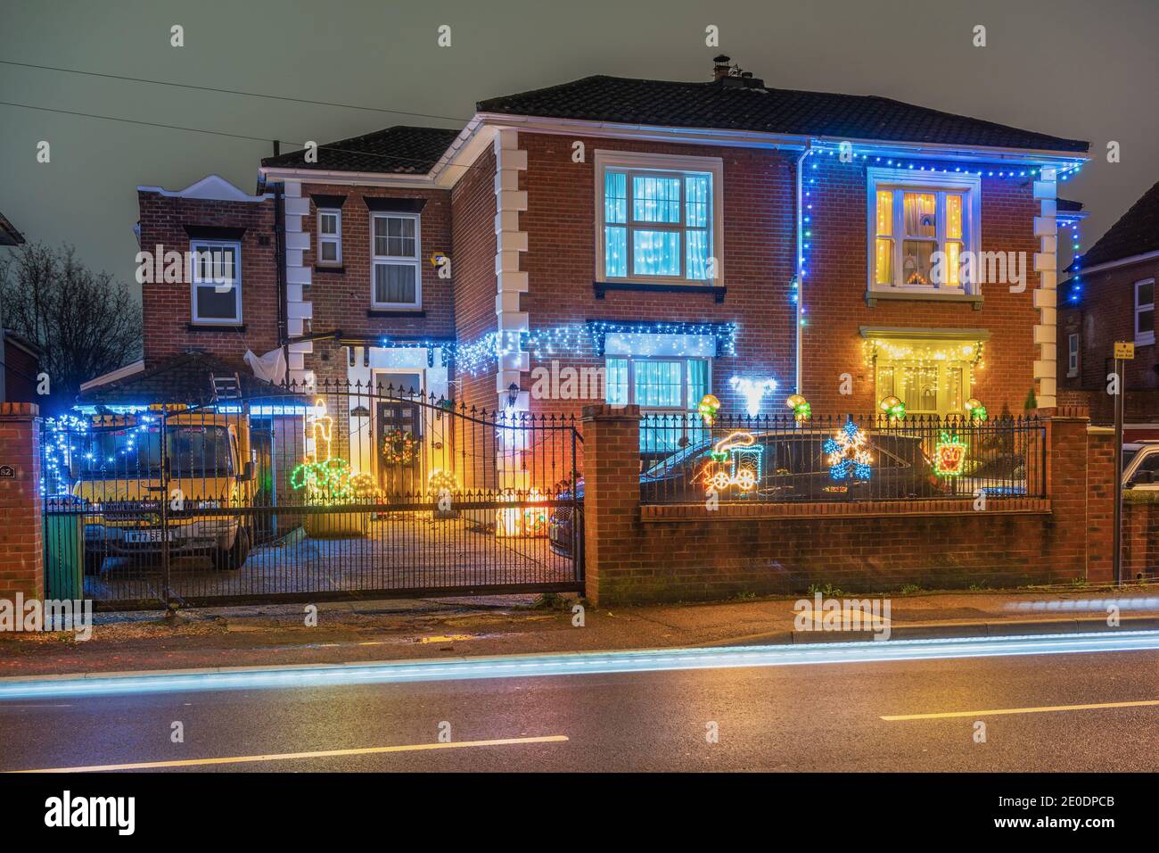 Immeuble résidentiel / maison de nuit illuminée de lumières de Noël lumineuses et colorées en décembre 2020 à Southampton, Angleterre, Royaume-Uni Banque D'Images