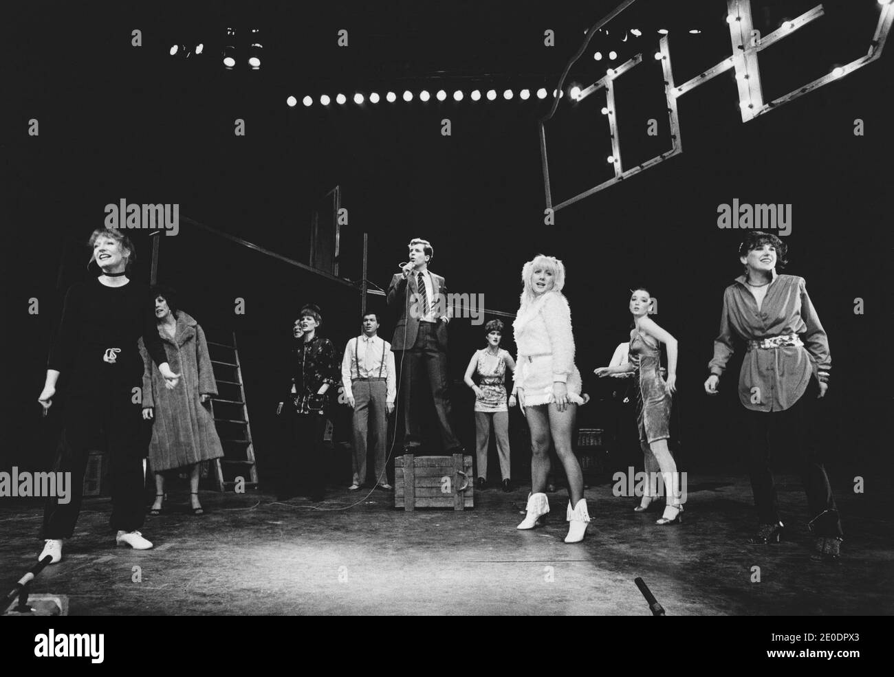 l-r: Charlotte Cornwell (Sarah), Kate Williams (Rita), Sandy Ratcliff (Maggie), Michael Elphick (Sniffer), Marc Sinden (Charles), Helen Gemmell (Kathy), Henrietta Baynes (Julie), Lesley Manville (Lizzie), Anita Dobson (Vera) à Davies au Royal CHORUS de Stratford, au London E15 East Music Theatre, 06/04/1981, Barrie: Pat McNamara & Jill Muirhead éclairage: Charlie Patton chorégraphie: Charles Augins directeur: Adrian Shergold Banque D'Images