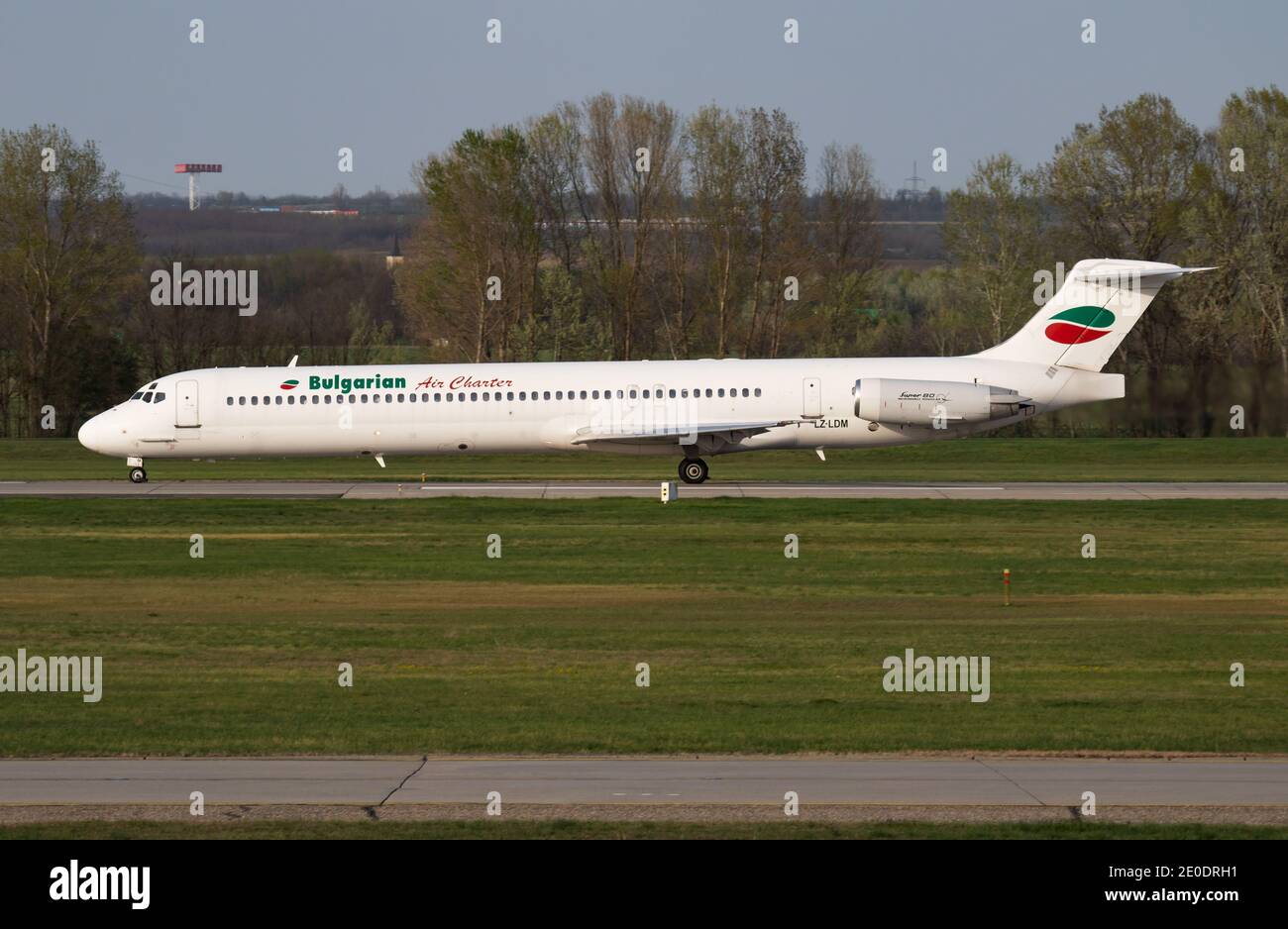 Vol bulgare Charte MD-82 LZ-LDM avion passager départ et prendre À l'aéroport de Budapest Banque D'Images