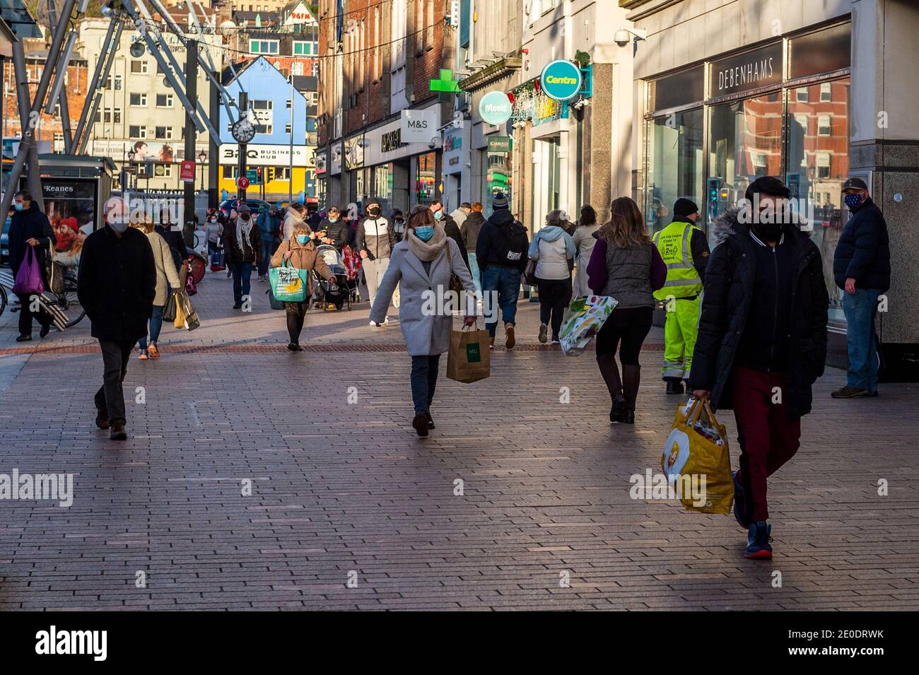 Cork, Irlande. 31 décembre 2020. La ville de Cork était très occupée aujourd'hui, car les acheteurs ont fait leurs derniers achats et les retours avant la fermeture des magasins non essentiels pendant un mois en raison de la montée en flèche des numéros COVID-19. Crédit : AG News/Alay Live News Banque D'Images