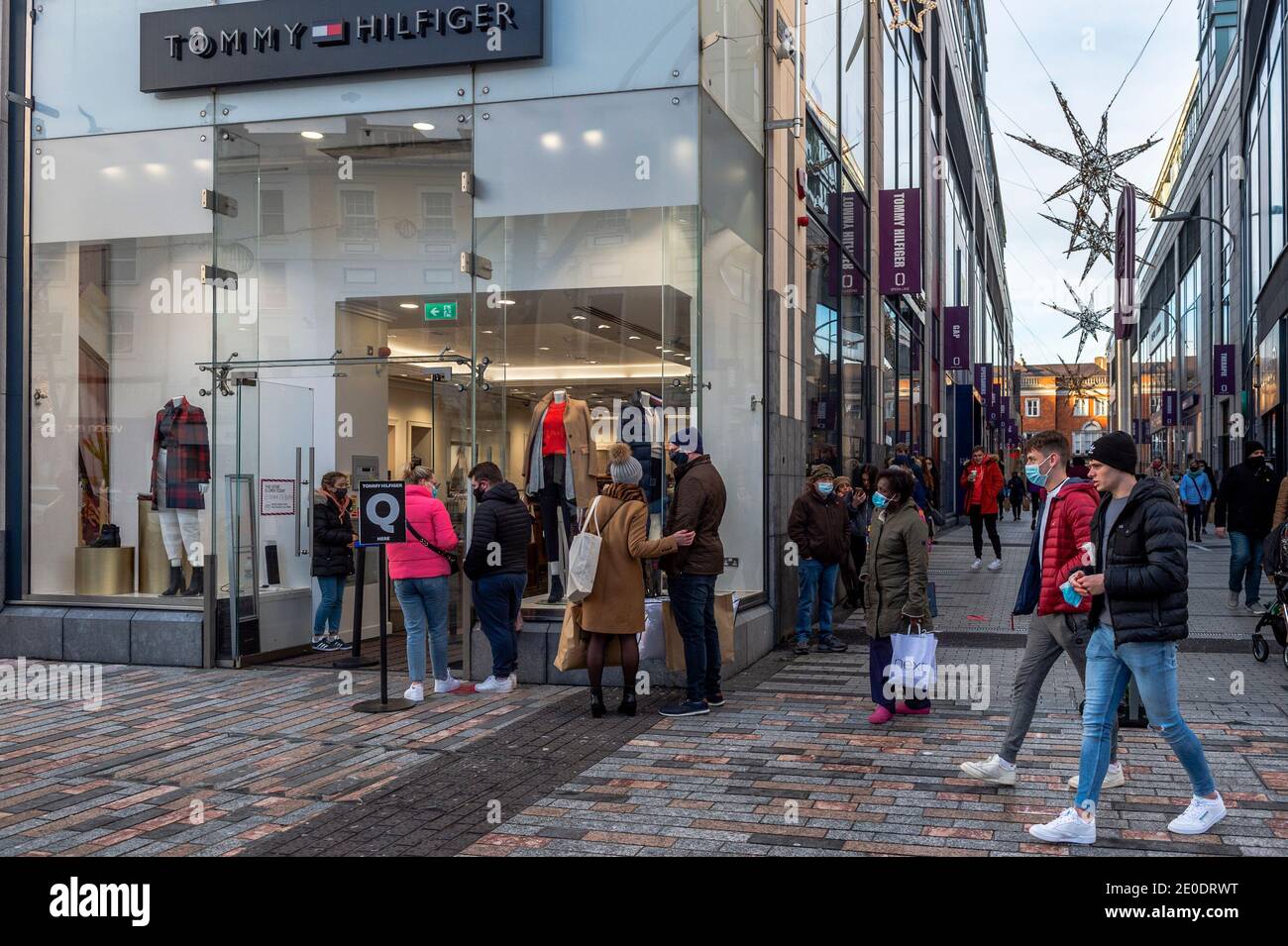 Cork, Irlande. 31 décembre 2020. La ville de Cork était très occupée aujourd'hui, car les acheteurs ont fait leurs derniers achats et les retours avant la fermeture des magasins non essentiels pendant un mois en raison de la montée en flèche des numéros COVID-19. Crédit : AG News/Alay Live News Banque D'Images