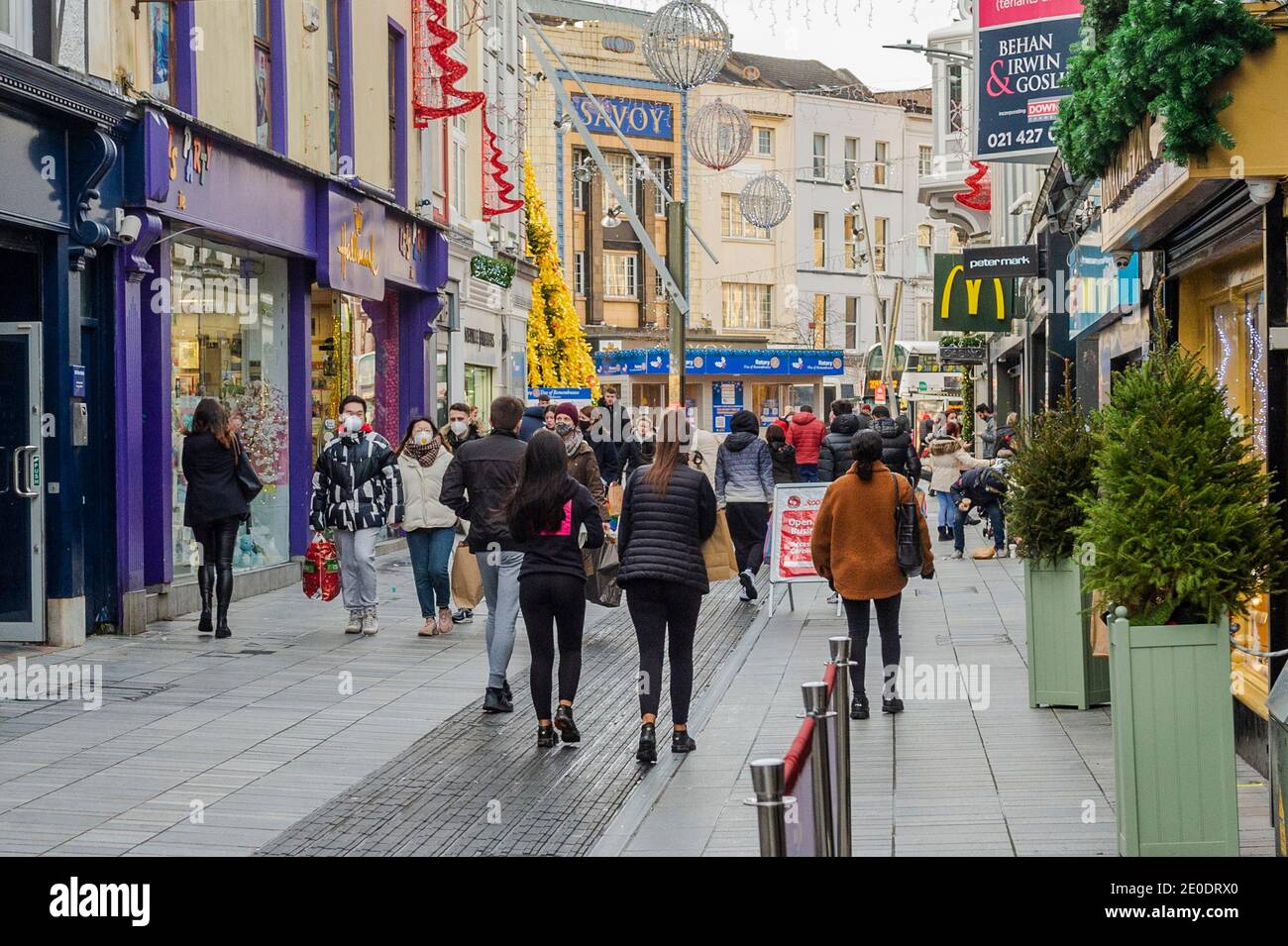 Cork, Irlande. 31 décembre 2020. La ville de Cork était très occupée aujourd'hui, car les acheteurs ont fait leurs derniers achats et les retours avant la fermeture des magasins non essentiels pendant un mois en raison de la montée en flèche des numéros COVID-19. Crédit : AG News/Alay Live News Banque D'Images