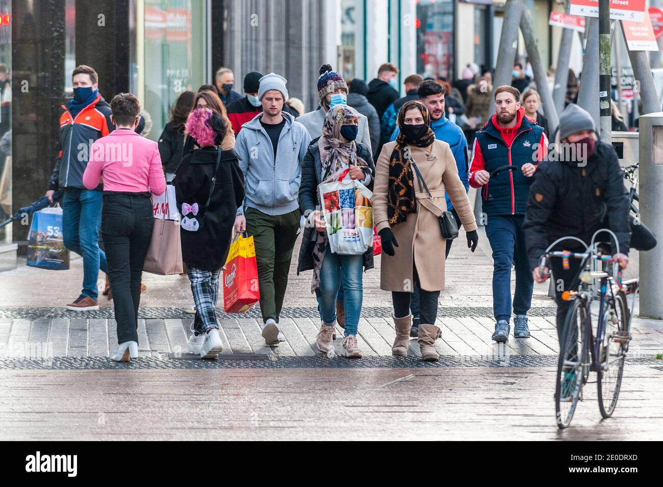 Cork, Irlande. 31 décembre 2020. La ville de Cork était très occupée aujourd'hui, car les acheteurs ont fait leurs derniers achats et les retours avant la fermeture des magasins non essentiels pendant un mois en raison de la montée en flèche des numéros COVID-19. Crédit : AG News/Alay Live News Banque D'Images