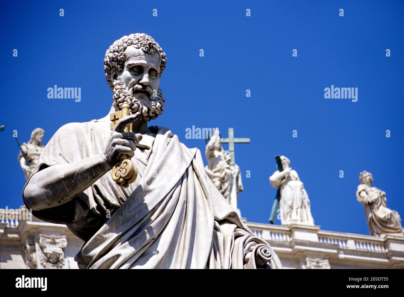 Statue de Saint-Pierre (avec les clés de l'église en main) sur la place Saint-Pierre, la basilique Saint-Pierre, le Vatican, Rome, Italie. Banque D'Images