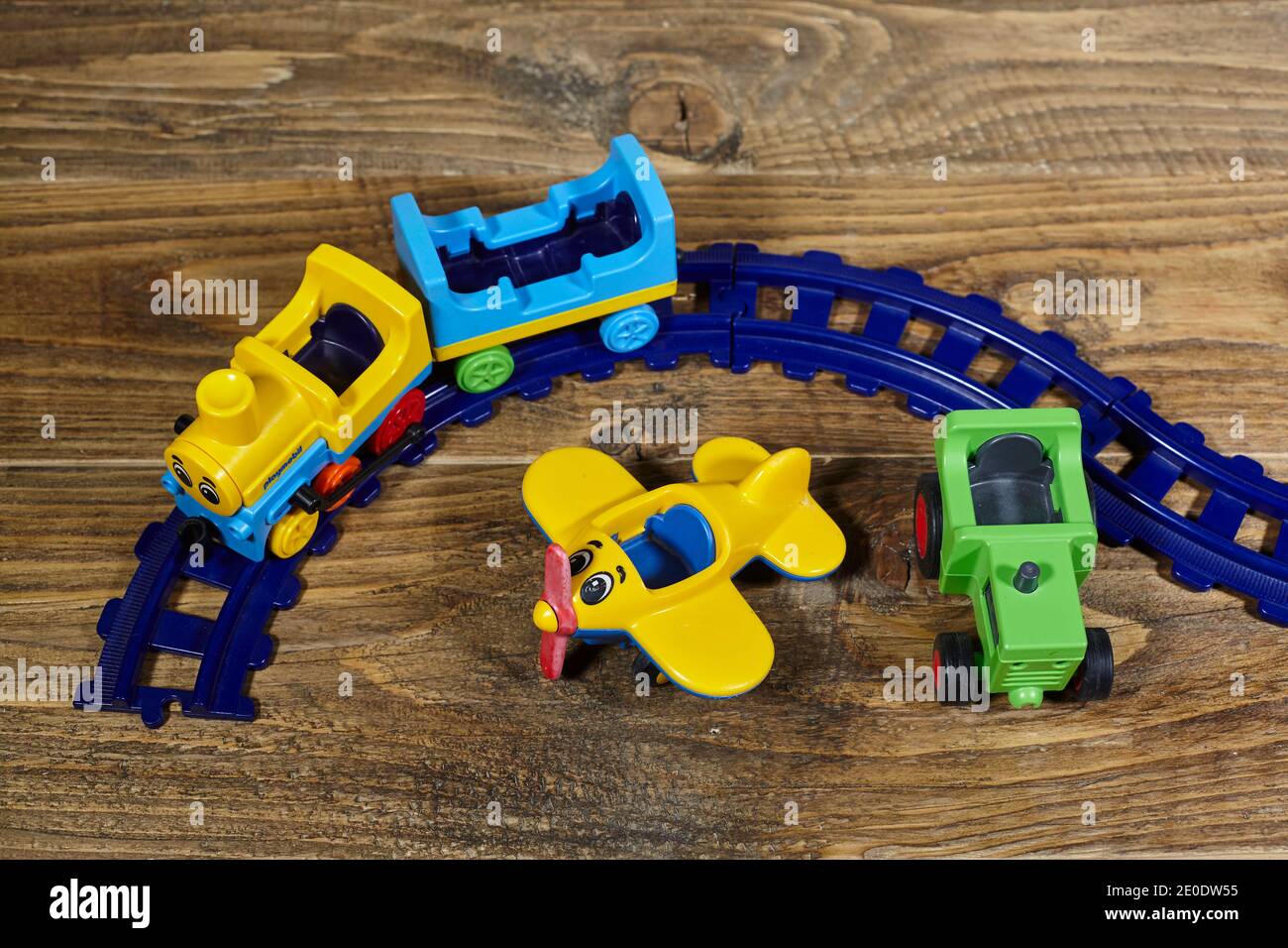jouets de transport sur table en bois. Banque D'Images