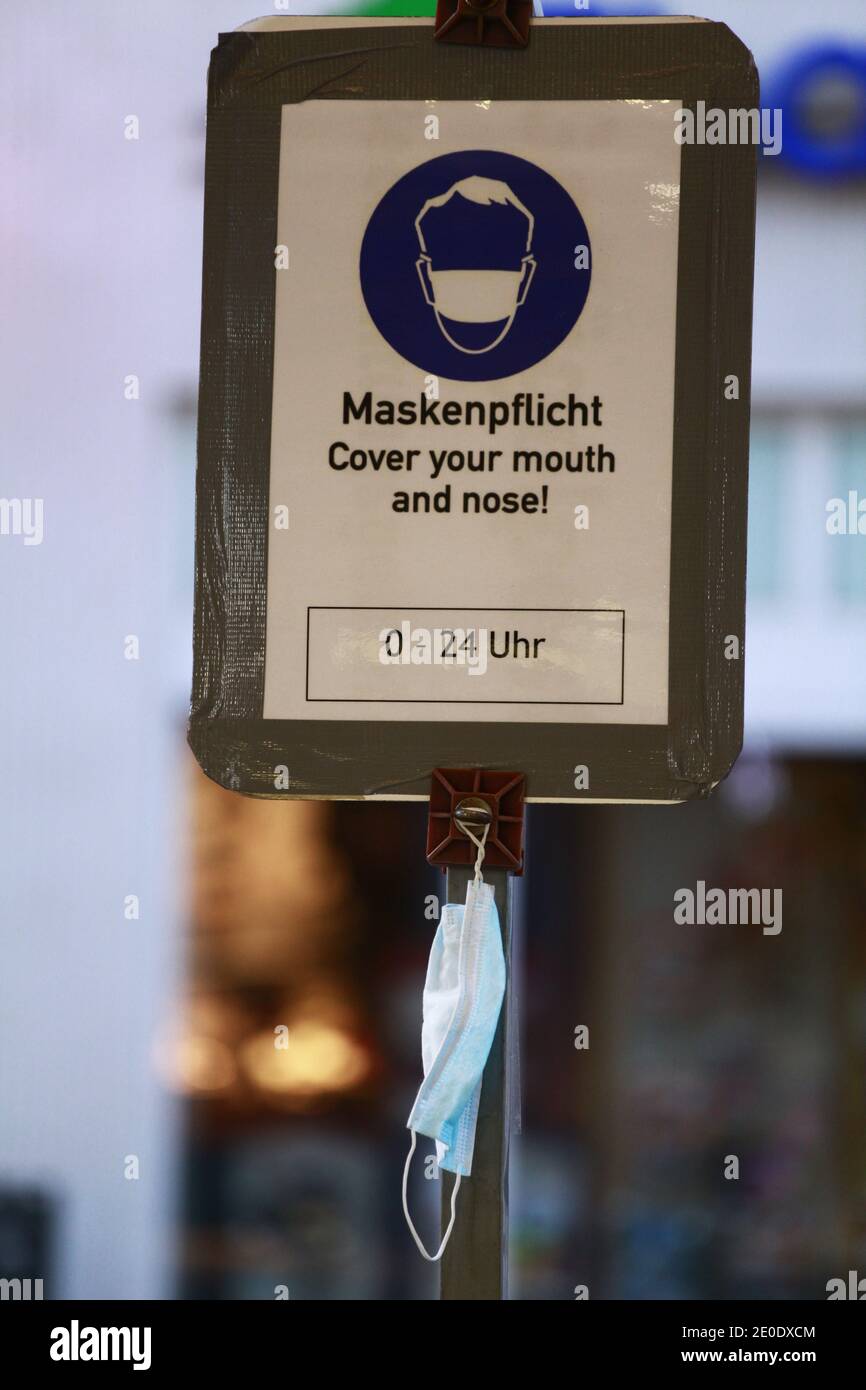 ein Hinweisschild MASKENPFLICHT mit Mund Nasenschutz dran Banque D'Images