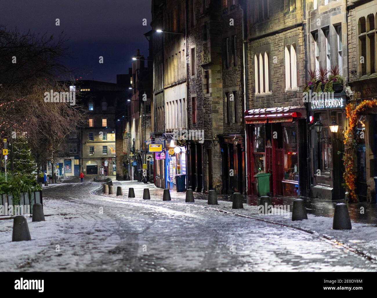 Édimbourg, Écosse, Royaume-Uni. 31 décembre 2020. Scènes de rues vides la nuit à Hogmanay dans le centre-ville d'Édimbourg.avant la pandémie Covid-19 , la ville était célèbre pour ses divertissements de rue à la Saint-Sylvestre et attirait des milliers de touristes chaque année pour profiter des célébrations du nouvel an. Pic; le Grassmarket avec ses nombreux pubs est déserté. Iain Masterton/Alay Live News Banque D'Images