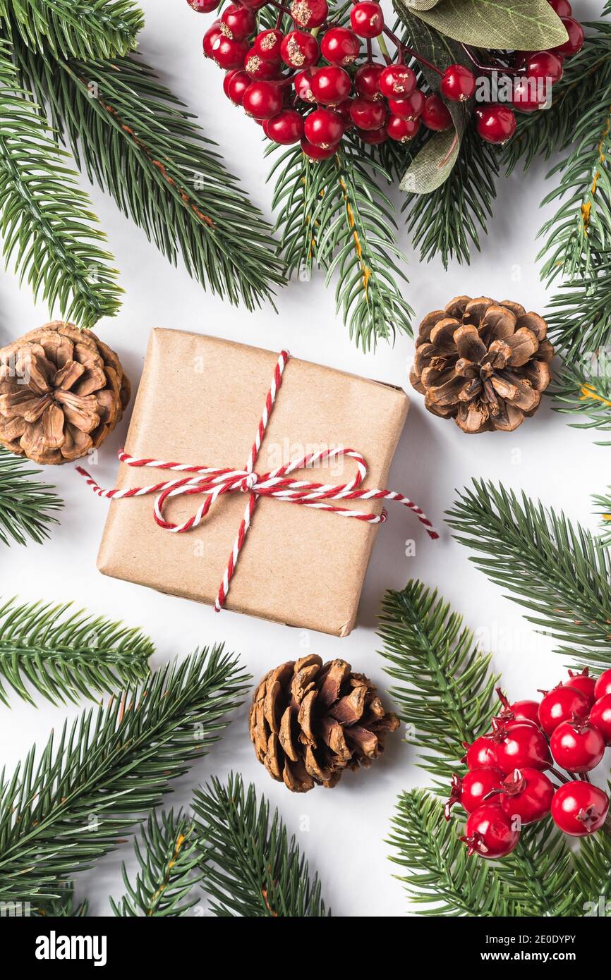 Noël vacances zéro déchet papier boîte cadeau emballage avec étiquette, cônes de pin et branches de sapin Banque D'Images