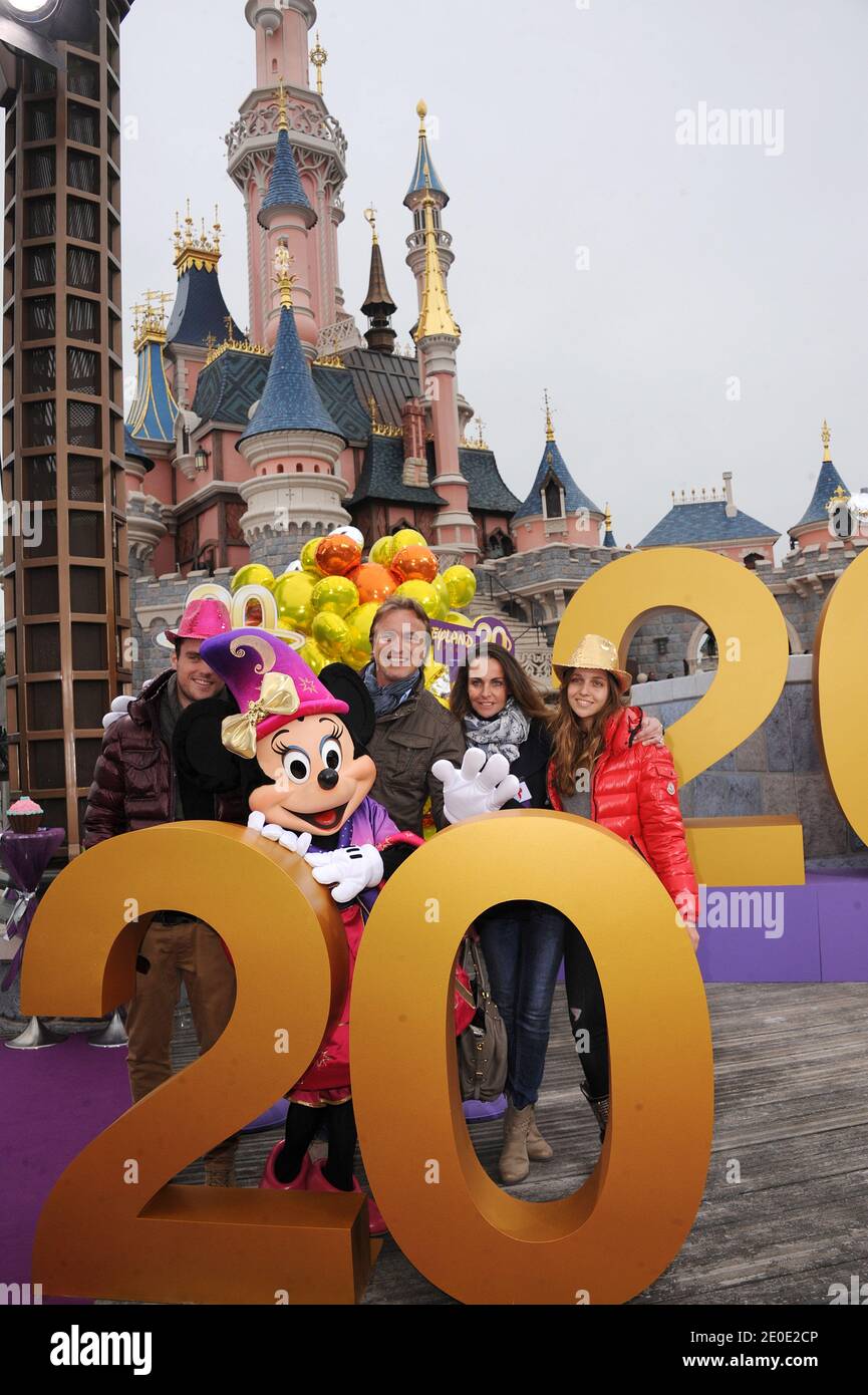 David Ginola et son épouse Coraline posent avec leur fils et leur fille Andrea, Carla pour le 20ème anniversaire de Disneyland Paris à Marne la Vallée, France, le 31 mars 2012. Photo de Giancarlo Gorassini/ABACAPRESS.COM Banque D'Images