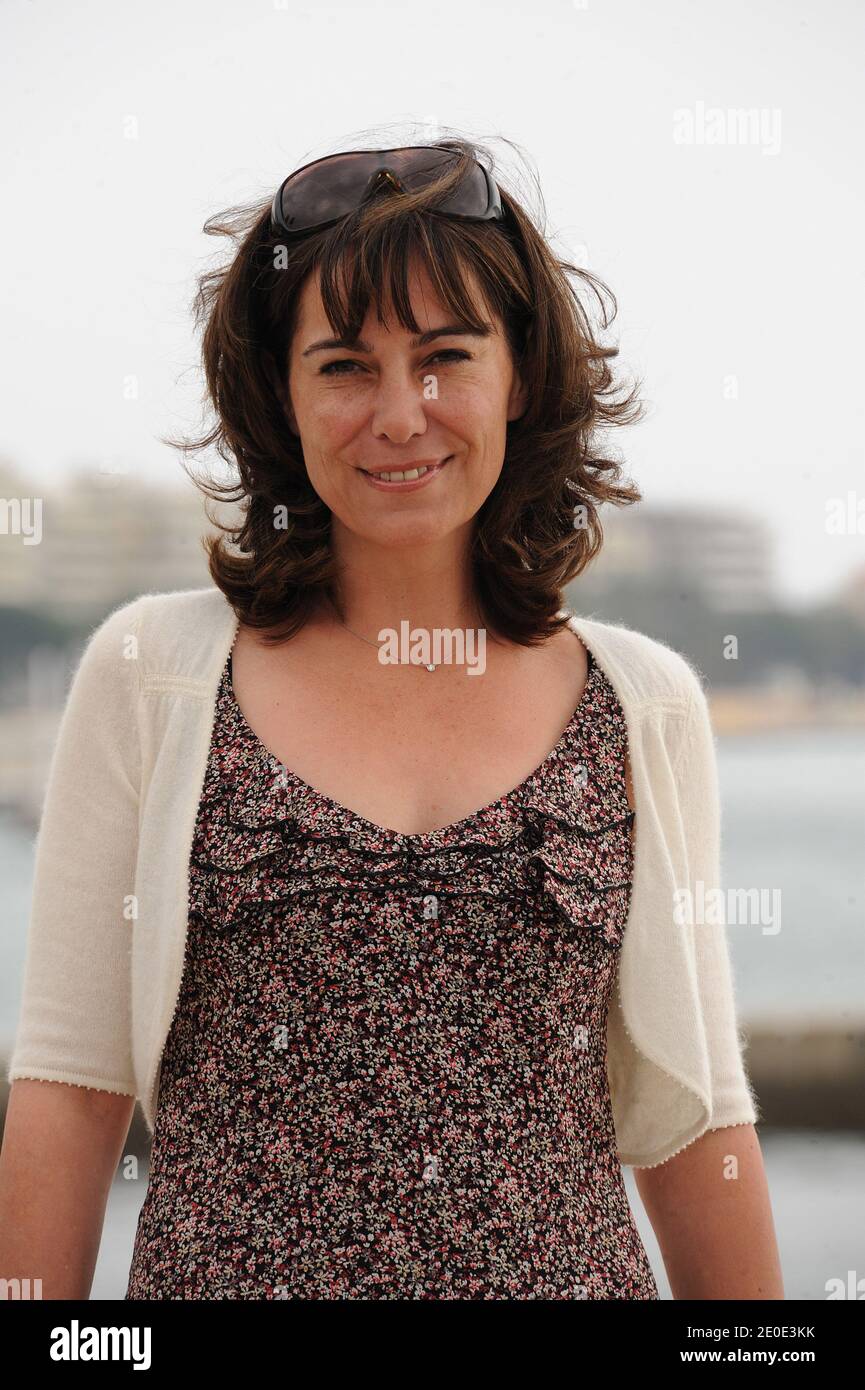 Fiona Dolman pose pour le photocall 'meurtres de joueurs' ('inspecteur Barnaby') dans le cadre de MIP TV 2012 à Majestic Beach à Cannes, France, le 2 avril 2012. Photo de Giancarlo Gorassini/ABACAPRESS.COM Banque D'Images