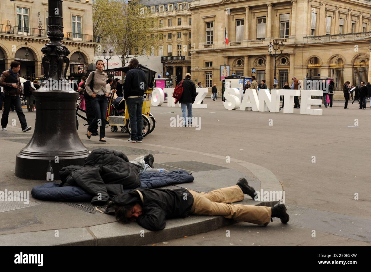 Se passe organisé par l'ONG française médecins du monde pour lancer sa campagne '2012, vote pour la santé!', en dehors du Conseil d'Etat de Paris, France, le 4 avril 2012. Photo de Helder Januario/ABACAPRESS.COM Banque D'Images