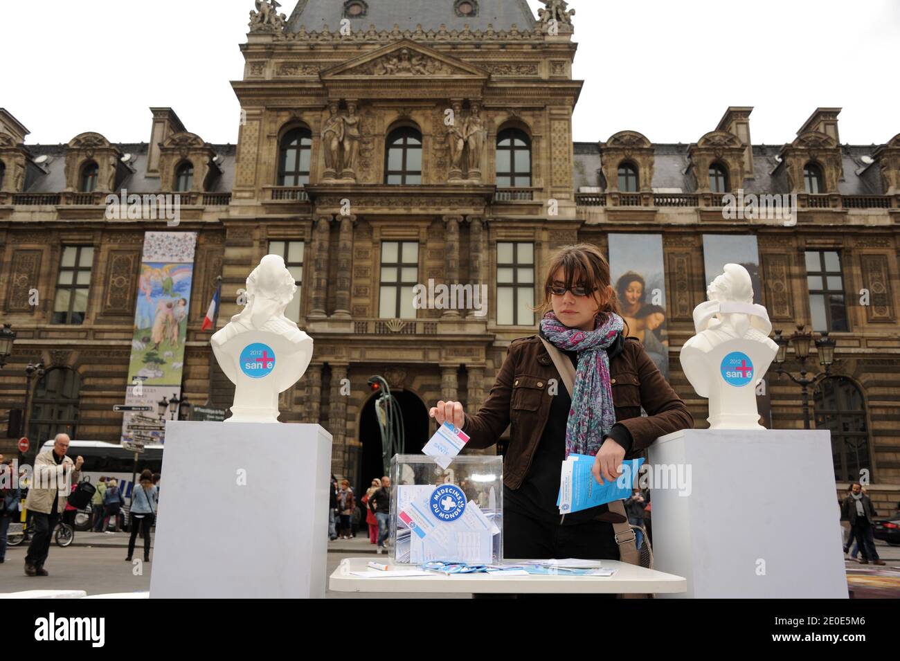 Se passe organisé par l'ONG française médecins du monde pour lancer sa campagne '2012, vote pour la santé!', en dehors du Conseil d'Etat de Paris, France, le 4 avril 2012. Photo de Helder Januario/ABACAPRESS.COM Banque D'Images