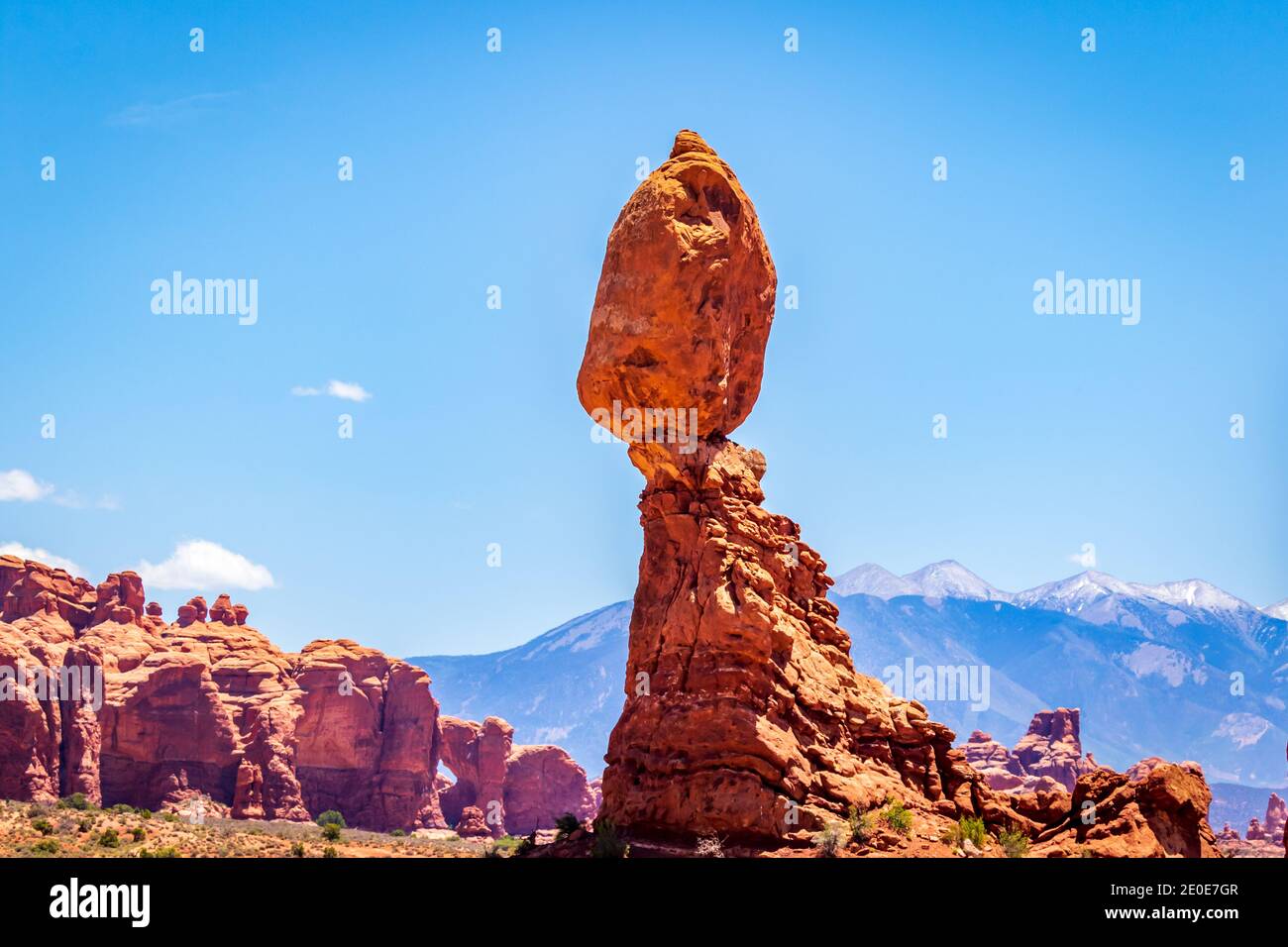 Balanced Rock et les formations rocheuses voisines du parc national d'Arches, Utah Banque D'Images