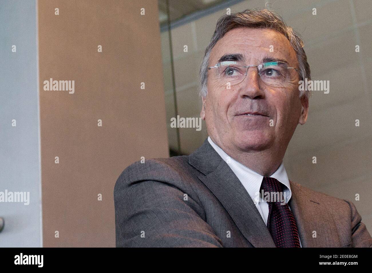 Le PDG français de Goedis, Pierre Blayau, une branche logistique de la SNCF, attend devant le tribunal de Nanterre, devant Paris, le 10 avril 2012, avant une audition sur Geodis BID de prendre la relève de la société française de transport de marchandises Sernam, qui a récemment été mise sous séquestre. Sernam, qui est une ancienne succursale de l'opérateur ferroviaire SNCF d'État français, emploie 1.600 personnes. Photo de Stephane Lemouton/ABACAPRESS.COM Banque D'Images