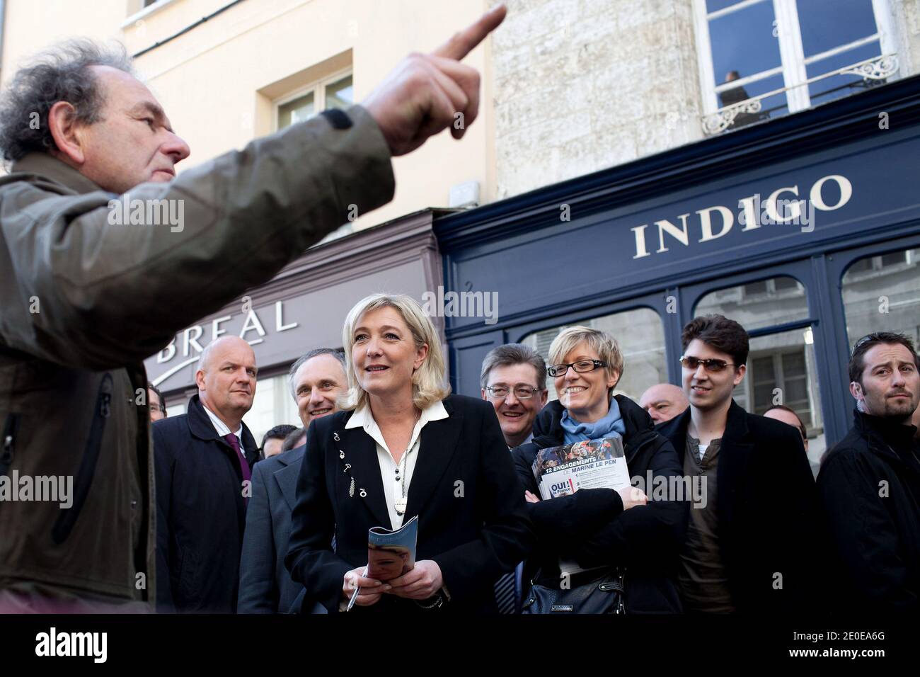 Le candidat présidentiel d'extrême-droite Marine le Pen rencontre les habitants de la région lors d'une visite de campagne au marché du centre-ville de Senlis, au nord-est de Paris, le 13 avril 2012. Photo de Stephane Lemouton/ABACAPRESS.COM Banque D'Images