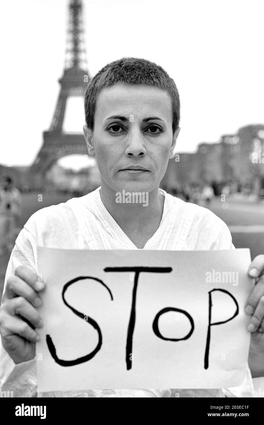 L'actrice syrienne Fadwa Sulaiman, pose avec un signe 'STOP', comme moyen de protester pacifiquement contre la violence en Syrie, à Paris, en France, le 14 avril 2012. La manifestation fait partie d'une action appelée 'vague blanche' ('vague Blanche') qui aura lieu à Paris le 17 avril, jour de l'indépendance syrienne, avec la participation du maire de Paris et d'autres personnalités. Fadwa Suleiman a participé activement à la révolution syrienne et est devenue une icône après avoir comparu à la télévision pour s'adresser aux manifestants de Homs, puis elle a dû quitter la Syrie et venir à Paris. Photo par Ammar Abd Rabbo/ABACAPRESS.COM Banque D'Images