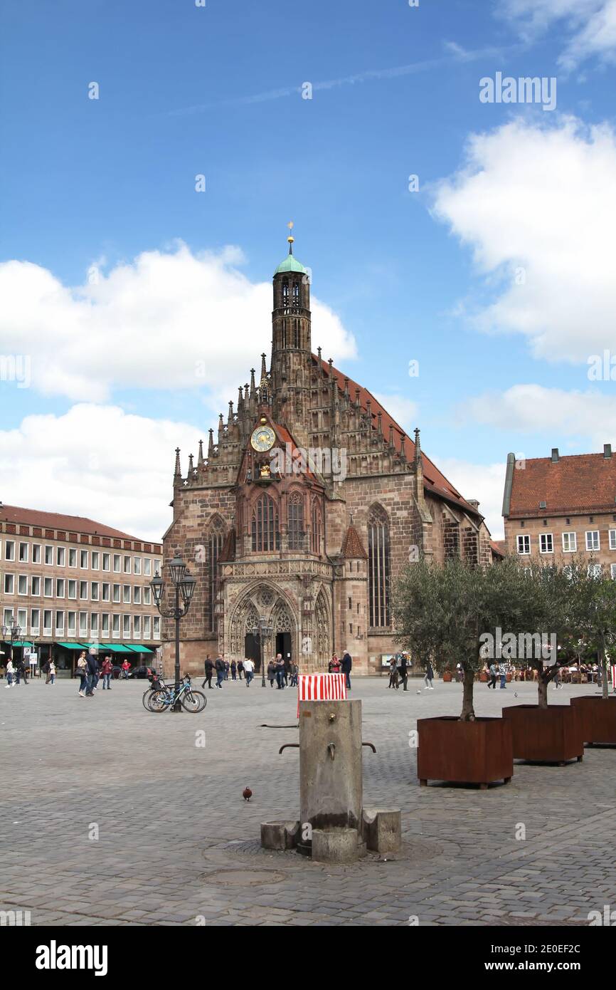 Nurnberg, ALLEMAGNE : Frauenkirche (église notre-Dame) au Nuernberger Hauptmarkt (place centrale) dans la ville historique de Nuremberg. Banque D'Images