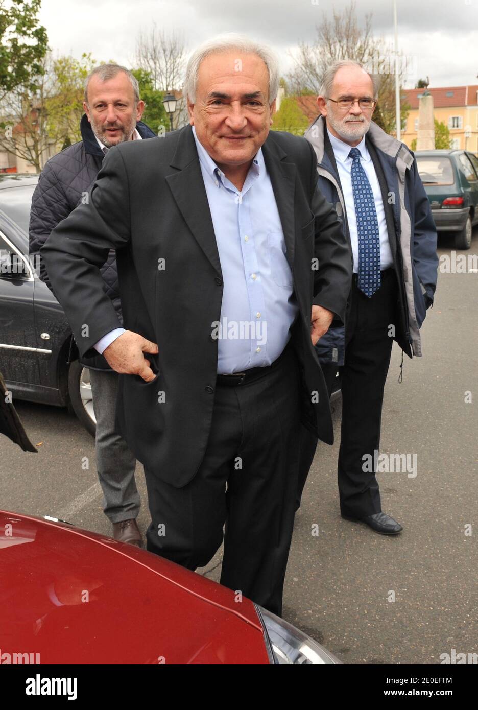 Dominique Strauss-Kahn flanqué par le maire de Sarcelles François Puponi arrive au bureau de vote pour voter le premier tour des élections françaises de 2012 à Sarcelles, en France, le 22 avril 2012. Photo par ABACAPRESS/COM Banque D'Images