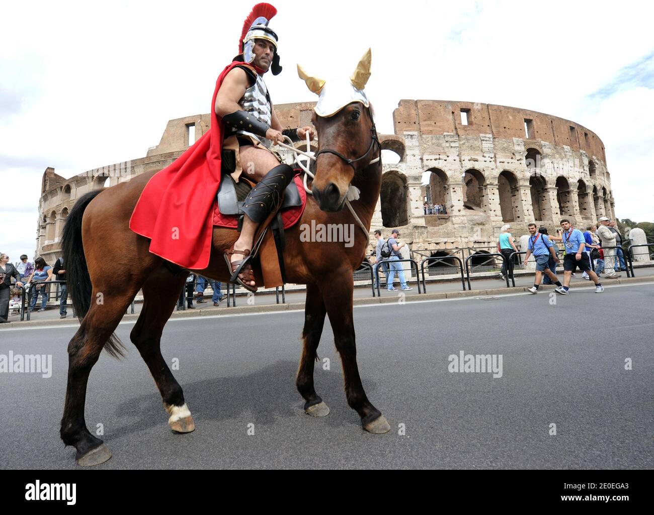 Des centaines de personnes de toute l'Europe vêtues de costumes anciens de style romain ont pris part à une parade historique par les ruines des forums romains à Rome, Italie, le 22 avril, 2012 pour célébrer la naissance de Rome que la tradition affirme a été fondée le 21 avril en 753 av. J.-C. Des gladiateurs, des guerriers et quelques barbares ont marché le long de l'ancien Colisée de Rome jusqu'au cirque de Maxim pour marquer le 2 7 65e anniversaire de la ville. Des sénateurs romains, des soldats et une vierge vestale ont également été dépeints, représentant un groupe restreint de jeunes filles dont les fonctions comprenaient la défense du feu sacré. Selon la légende, le jumeau Banque D'Images