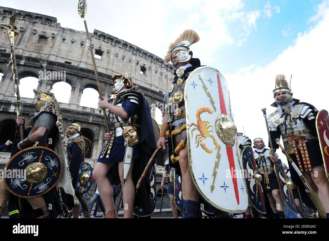 Des centaines de personnes de toute l'Europe vêtues de costumes anciens de style romain ont pris part à une parade historique par les ruines des forums romains à Rome, Italie, le 22 avril, 2012 pour célébrer la naissance de Rome que la tradition affirme a été fondée le 21 avril en 753 av. J.-C. Des gladiateurs, des guerriers et quelques barbares ont marché le long de l'ancien Colisée de Rome jusqu'au cirque de Maxim pour marquer le 2 7 65e anniversaire de la ville. Des sénateurs romains, des soldats et une vierge vestale ont également été dépeints, représentant un groupe restreint de jeunes filles dont les fonctions comprenaient la défense du feu sacré. Selon la légende, le jumeau Banque D'Images