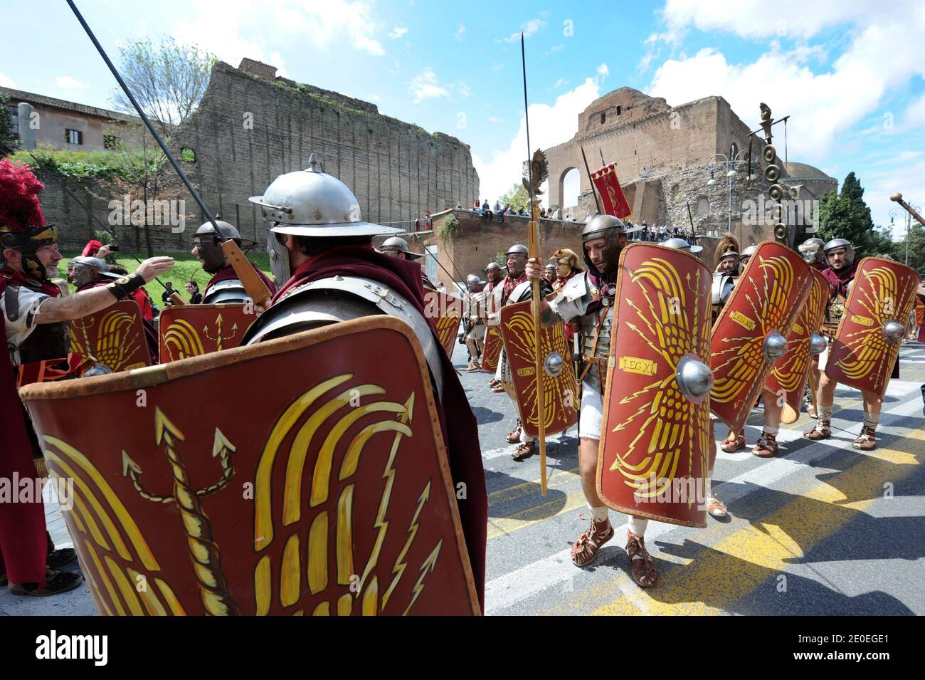 Des centaines de personnes de toute l'Europe vêtues de costumes anciens de style romain ont pris part à une parade historique par les ruines des forums romains à Rome, Italie, le 22 avril, 2012 pour célébrer la naissance de Rome que la tradition affirme a été fondée le 21 avril en 753 av. J.-C. Des gladiateurs, des guerriers et quelques barbares ont marché le long de l'ancien Colisée de Rome jusqu'au cirque de Maxim pour marquer le 2 7 65e anniversaire de la ville. Des sénateurs romains, des soldats et une vierge vestale ont également été dépeints, représentant un groupe restreint de jeunes filles dont les fonctions comprenaient la défense du feu sacré. Selon la légende, le jumeau Banque D'Images