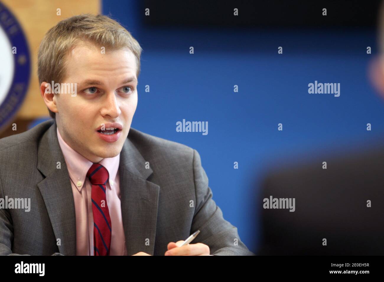 Le 23 avril 2012, Ronan Farrow, militant américain des droits de l'homme, journaliste indépendant, avocat et fonctionnaire du gouvernement, fils du réalisateur Woody Allen et de l'actrice Mia Farrow, s'adresse aux médias au Foreign Press Centre de New York, NY, USA. Farrow est actuellement au sein de l'administration Obama en tant que conseiller spécial du secrétaire d'État aux questions mondiales de la jeunesse et directeur du bureau des questions mondiales de la jeunesse du département d'État. Photo de Charles Guerin/ABACAPRESS.COM Banque D'Images