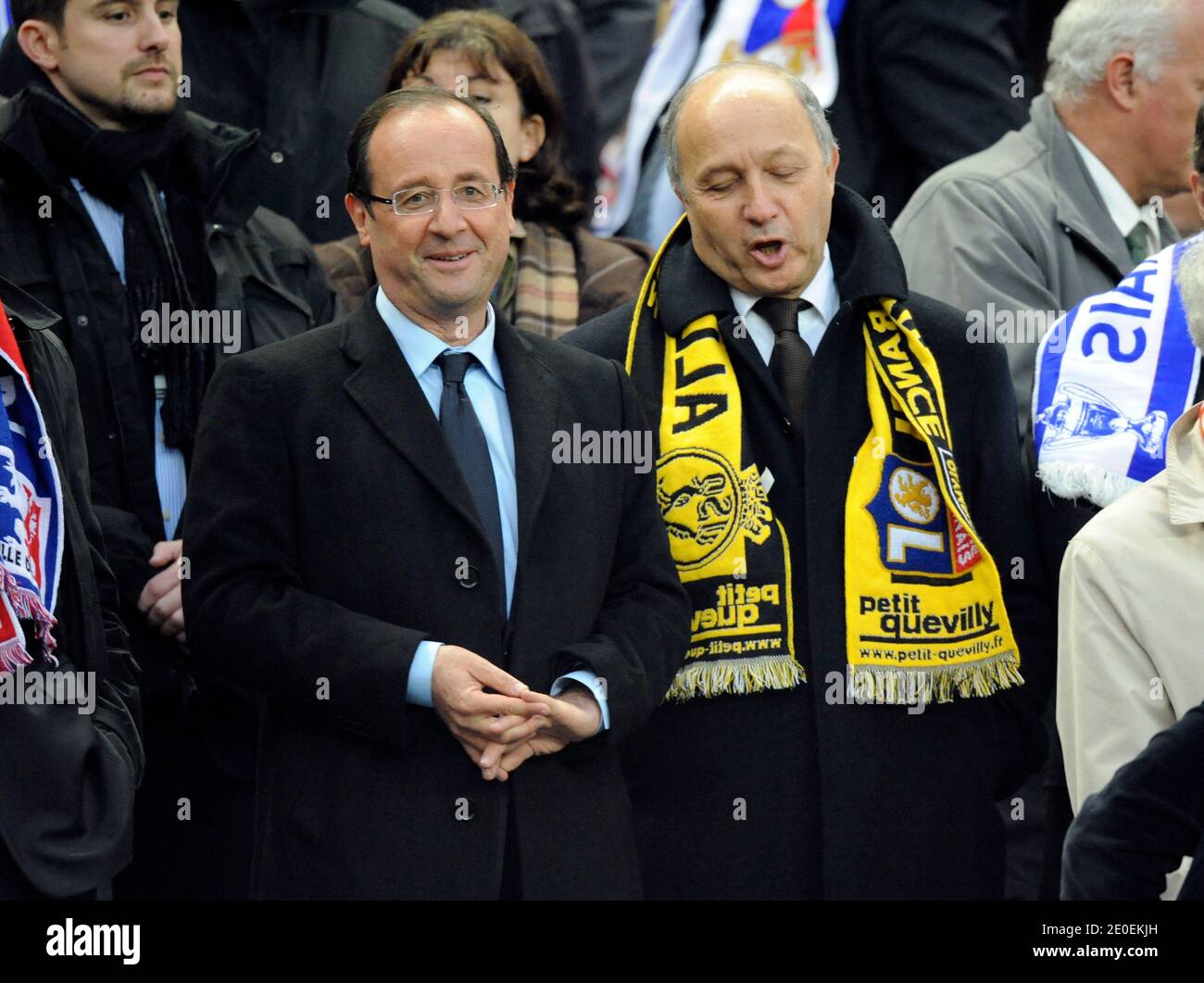 Le candidat de l'opposition du Parti socialiste (PS) pour l'élection présidentielle française 2012 François Hollande et Laurent Fabius assistent au match de finale de football de la coupe française, Olympique Lyonnais contre US Quevilly au Stade de France à Saint-Denis près de Paris, France, le 28 avril 2012. Lyon a gagné 1-0. Photo par ABACAPRESS.COM Banque D'Images