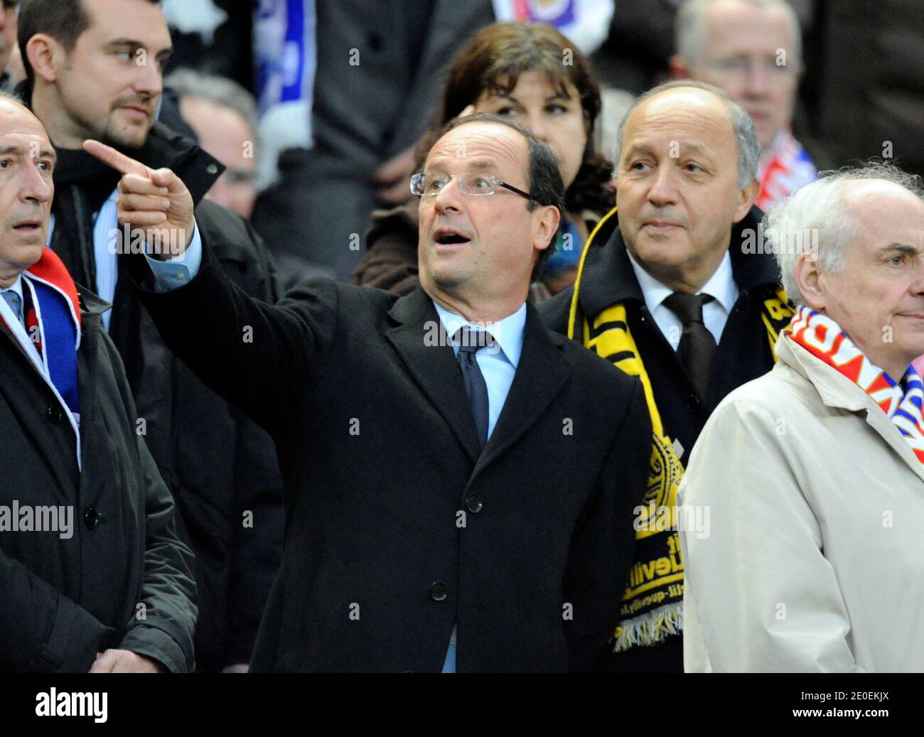 Le candidat de l'opposition du Parti socialiste (PS) pour l'élection présidentielle française 2012 François Hollande et Laurent Fabius assistent au match de finale de football de la coupe française, Olympique Lyonnais contre US Quevilly au Stade de France à Saint-Denis près de Paris, France, le 28 avril 2012. Lyon a gagné 1-0. Photo par ABACAPRESS.COM Banque D'Images