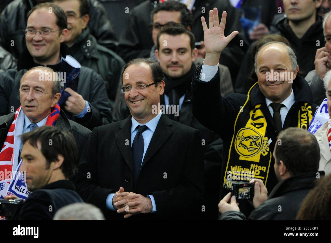 François Hollande et Laurent Fabius lors du match de finale de football de la coupe française, Lyon contre Quevilly au Stade de France, St-Denis, France, le 28 avril 2012. Lyon a gagné 1-0. Photo de Henri Szwarc/ABACAPRESS.COM Banque D'Images