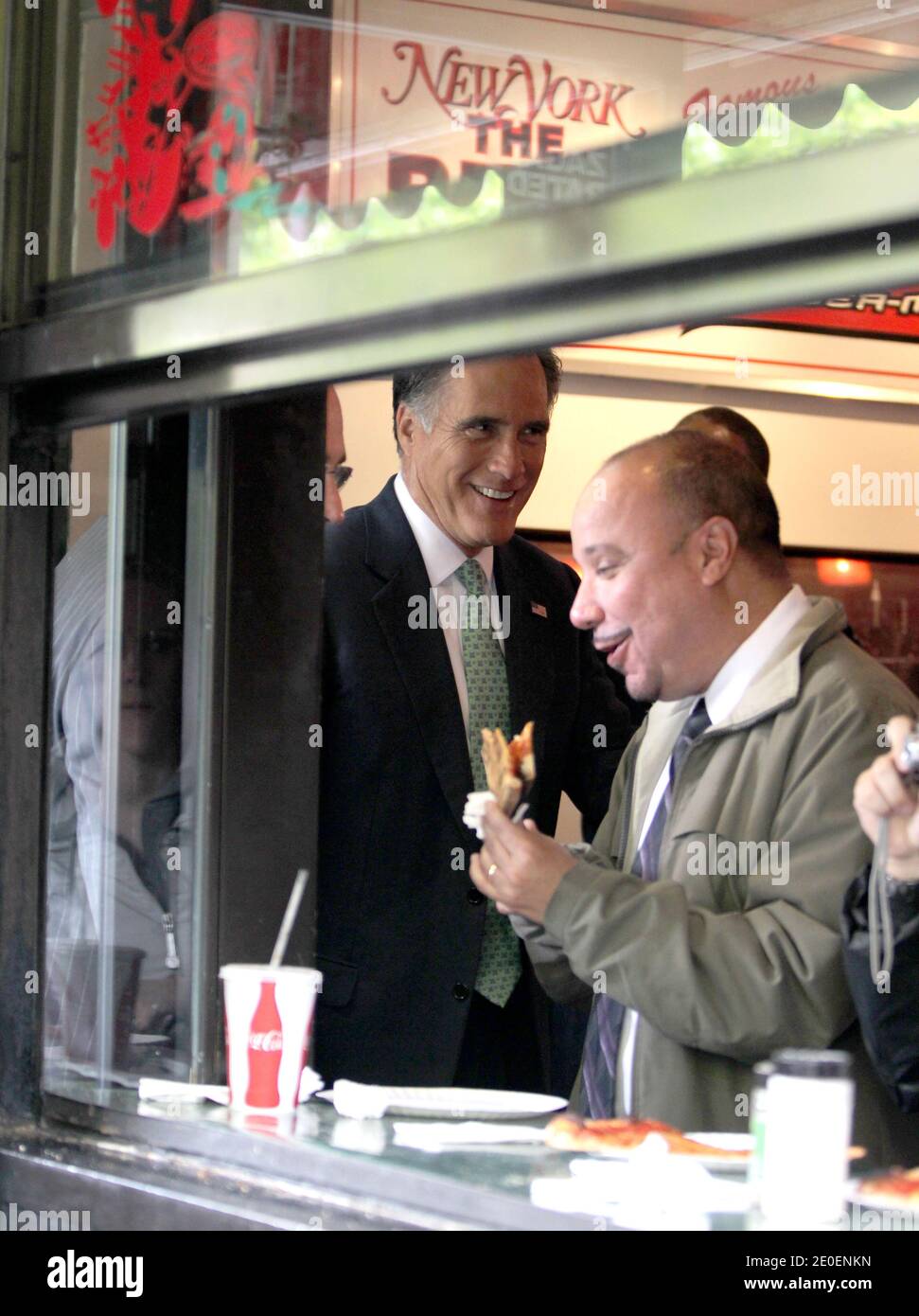 Le politicien républicain Mitt Romney et l'ancien maire de New York Rudy Giuliani achètent quelques pizzas au célèbre restaurant 'Joe's Pizza' dans le West Village, New York City, NY, USA le 1er mai 2012. Romney et Giuliani se sont opposés lors de la primaire du GOP de 2008, au cours de laquelle la direction de Giuliani autour des événements de 9/11 a pris le devant de la scène. L'événement imminent de mardi sera la première réunion publique des deux Républicains. Photo de Charles Guerin/ABACAPRESS.COM Banque D'Images