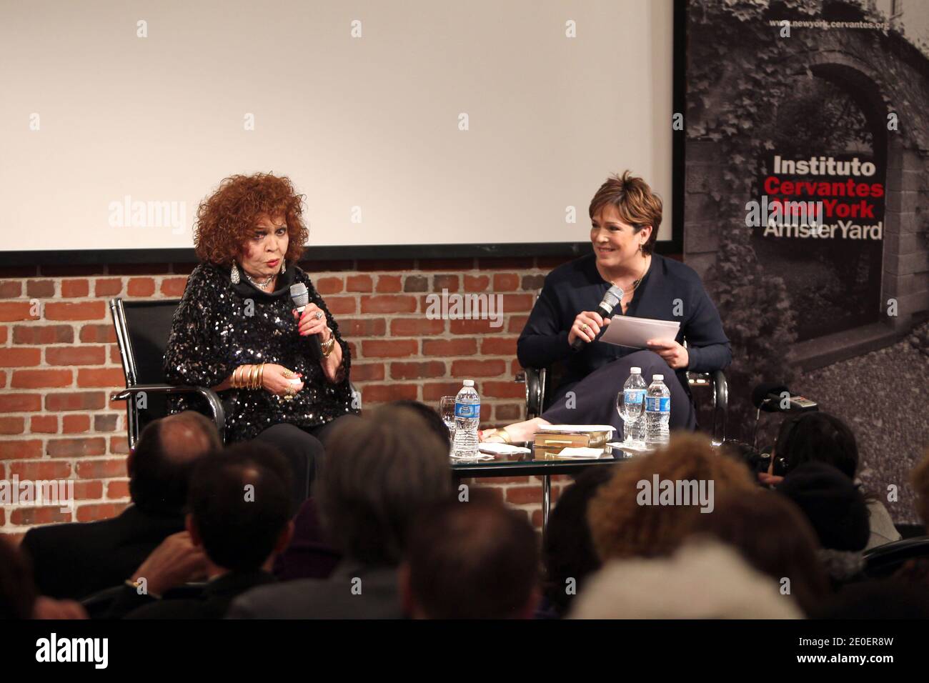 L'actrice/chanteuse espagnole légendaire Sara Montiel se produit dans 'une nuit avec Sara: 55 ans après la chanson de la dernière torche.' à l'Instituto Cervantes à New York City, NY, USA le 4 mai 2012. L'homme de 84 ans de l'âge d'or du cinéma mexicain chante des classiques comme 'Fumando Espero' et 'Besame Mucho' photo par Charles Guerin/ABACAPRESS.COM Banque D'Images