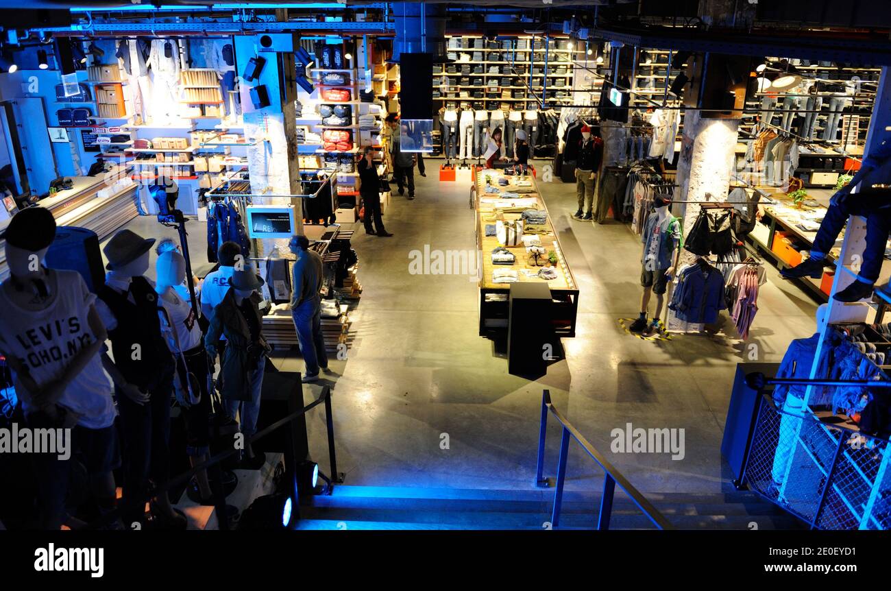 Fête d'ouverture du nouveau magasin Levis à Paris, en France, le 10 mai  2012. Photo d'Alban Wyters/ Photo Stock - Alamy