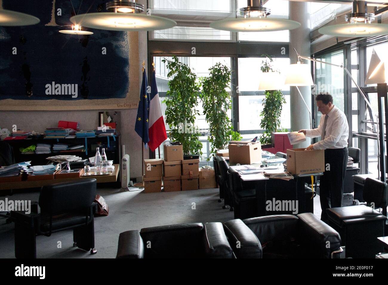 EXCLUSIVITÉ - le ministre français de l'Industrie, Eric Besson, est photographié dans son bureau du ministère de l'Economie à Paris, France, le 10 mai 2012. Photo de Stephane Lemouton/ABACAPRESS.COM Banque D'Images