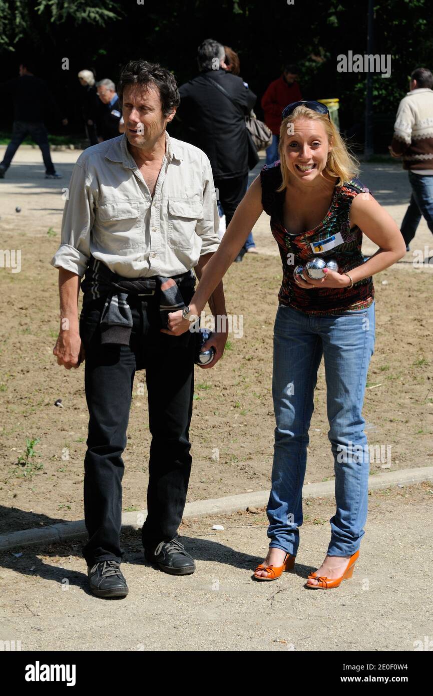 Antoine de Maximy et sa petite amie Cecile assistent au 3e Concours de  diffusion de pétanque à Paris, France, le 12 mai 2012. Photo d'Alban  Wyters/ABACAPRESS.COM Photo Stock - Alamy