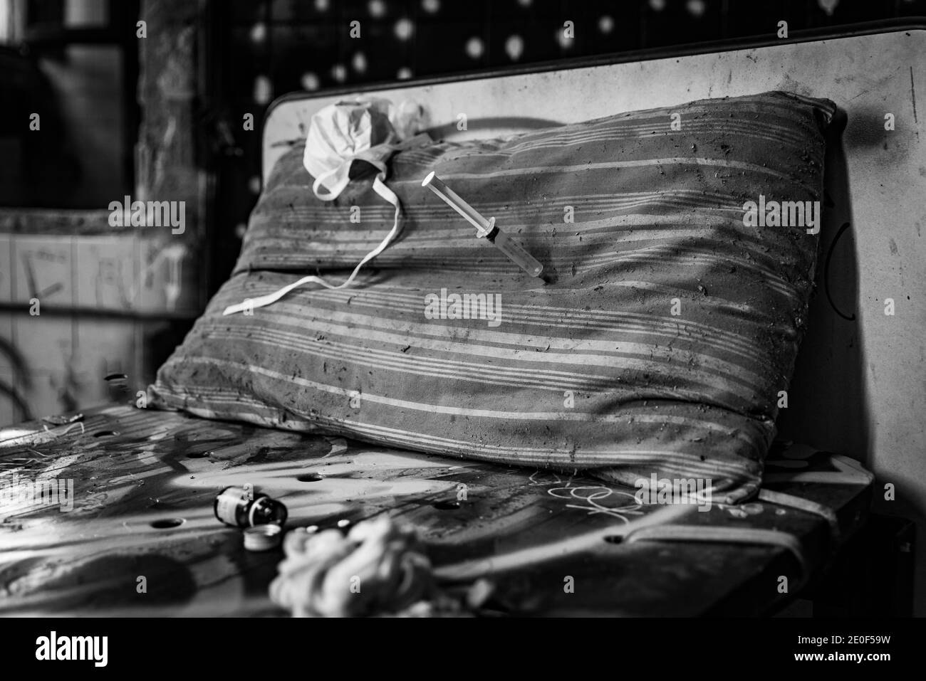 Dispersés sur les médicaments un vieux lit d'un asile abandonné, la photographie urbex dans endroits abandonnés en Italie Banque D'Images