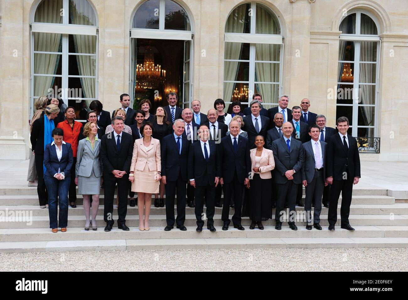 Photographie de groupe du nouveau gouvernement français prise à l'Elysée Palace à Paris, France, le 17 mai 2012. De haut - JM pour ministre junior et M pour ministre (1er rang, LtoR) JM pour PME, innovations et économie numérique, Fleur Pellerin; JM pour français vivant à l'étranger et francophile, Yamina Benguigui; JM pour personnes handicapées, Marie-Arlette Carlotti; JM pour économie sociale et solidaire, Benoit Hamon; JM pour les personnes âgées et handicapées, Michele Delaunay; JM pour les villes François Lamy; JM pour les affaires européennes Bernard Cazeneuve; JM pour l'artisanat, le tourisme et le commerce, Sylvia Pinel; JM pour la famille Dominique Banque D'Images