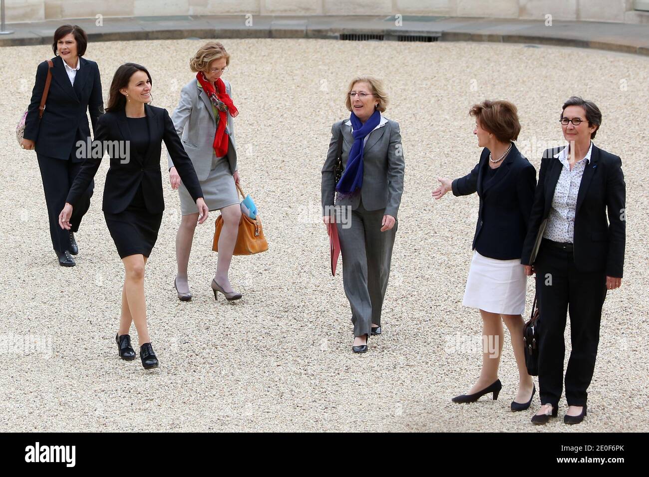 Nouvellement nommée ministre française de la Culture et de la communication, Aurelie Filippetti , ministre de l'enseignement supérieur et de la recherche, Geneviève Fioraso, ministre junior pour les personnes âgées et handicapées, Michele Delaunay, ministre des Sports et de la Jeunesse, Valérie Fourneyron, arrive pour la première réunion hebdomadaire du cabinet présidentiel du président français François Hollande à l'Elysee Palace. Photo de Stephane Lemouton/ABACAPRESS.COM. Banque D'Images