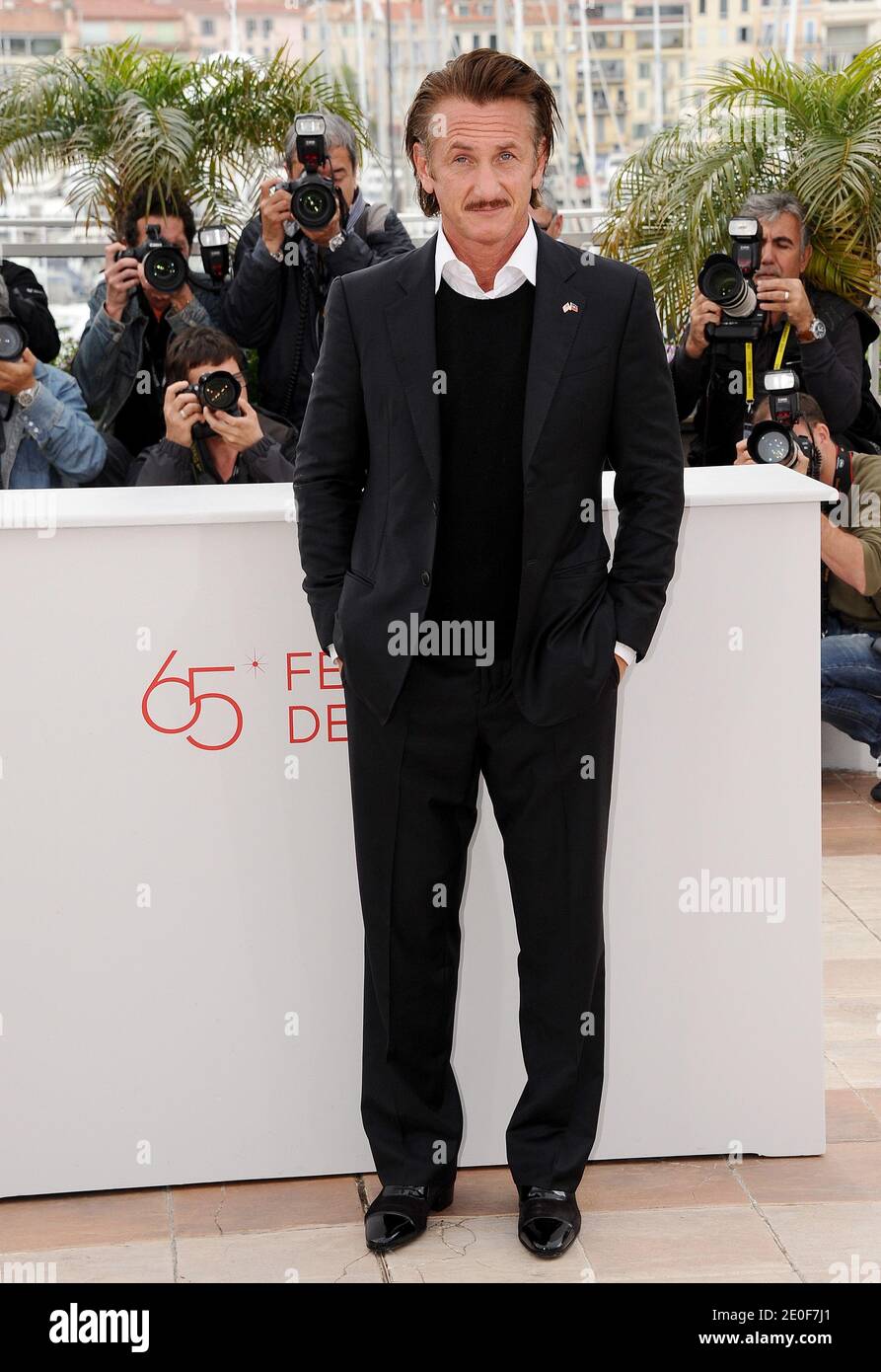 Sean Penn posant au photocall « Haiti Carnaval in Cannes » qui s'est tenu au Palais des Festivals dans le cadre du 65e Festival international du film de Cannes, France, le 19 mai 2012. Photo de Lionel Hahn/ABACAPRESS.COM Banque D'Images