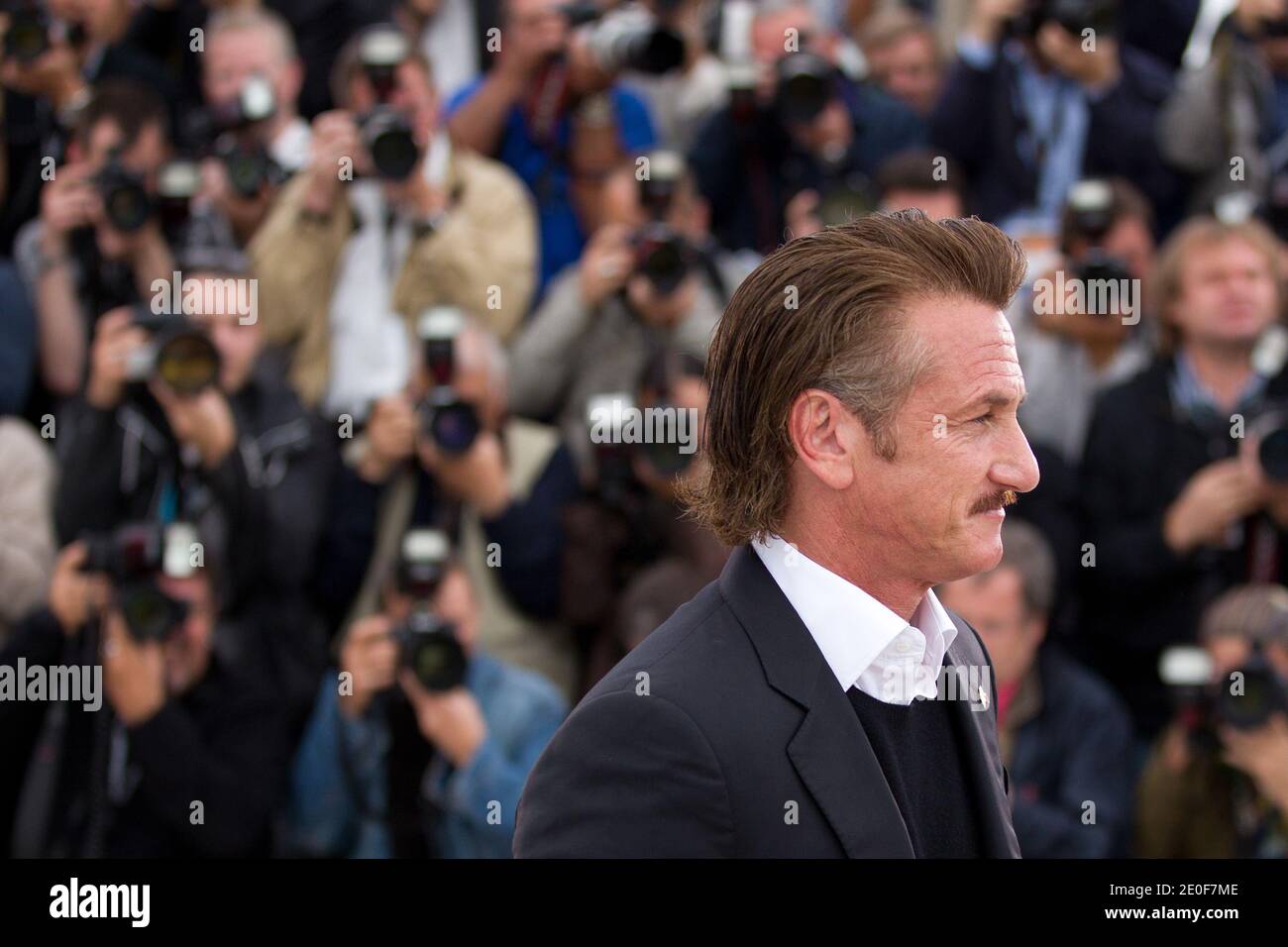 Sean Penn posant au photocall « Haiti Carnaval in Cannes » qui s'est tenu au Palais des Festivals dans le cadre du 65e Festival international du film de Cannes, France, le 19 mai 2012. Photo de Frédéric Nebinger/ABACAPRESS.COM Banque D'Images