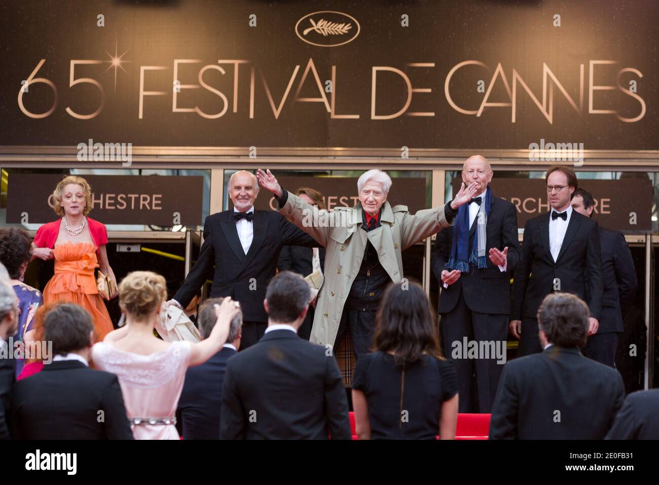 Le producteur Jean-Louis Livi, les acteurs Anny Duperey, Pierre Arditi, Sabine Azema, le réalisateur Alain Resnais, Anne Consigny, le producteur Bruno Podalydes Lambert Wilson et Hippolyte Girardot arrivent à la projection de tous n'avez encore Rien vu qui se tient au Palais des Festivals dans le cadre du 65e Festival International du film de Cannes, à Cannes, France le 21 mai 2012. Photo de Frédéric Nebinger/ABACAPRESS.COM Banque D'Images