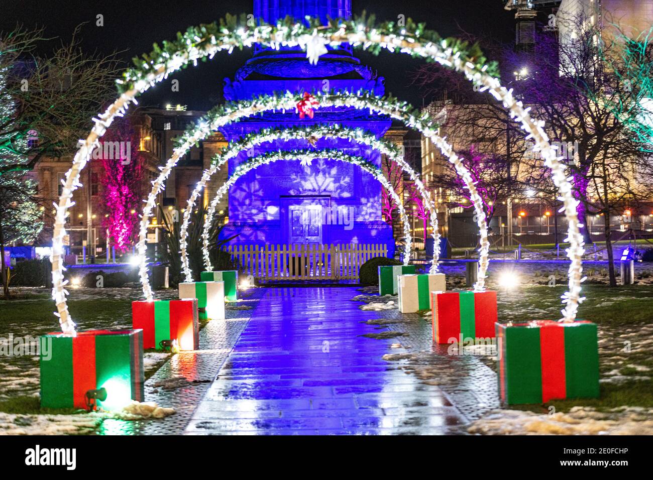 Jeudi 31 décembre 2020. Édimbourg, Royaume-Uni. Des rues vides à Édimbourg, tandis que les célébrations traditionnelles de Hogmanay sont annulées en raison de la pandémie du coronavirus. Les événements de la Saint-Sylvestre de la ville sont célèbres dans le monde entier et reconnus par le Livre Guinness des records comme la plus grande fête du nouvel an au monde. Au cours des dernières années, 40,000 personnes ont participé à la procession de Torchlight, 75,000 personnes ont assisté au concert dans les jardins avec environ 100,000 regardant les feux d'artifice de minuit. 2020 a vu le gouvernement écossais dire au public de célébrer Hogmanay avec seulement leur propre foyer. Banque D'Images