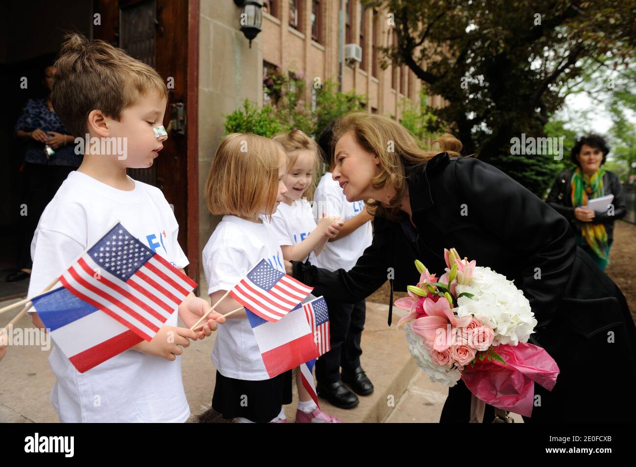 La première dame française Valerie Trierweiler a été accueillie par des pumils lorsqu'elle visite l'école française (Lycee Francais) à Chicago, Illinois, il, Etats-Unis le 21 mai 2012. Photo de Jacques Witt/Pool/ABACAPRESS.COM Banque D'Images