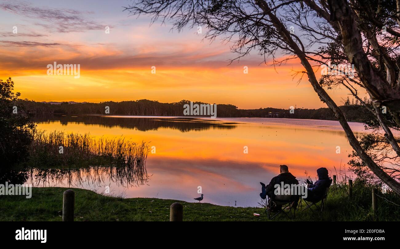 Ambiance nocturne au lac Ainsworth, également appelé lac Teai Tree en raison des arbres de thé sur sa rive, Lennox Head, région des rivières du Nord, côte nord de Banque D'Images