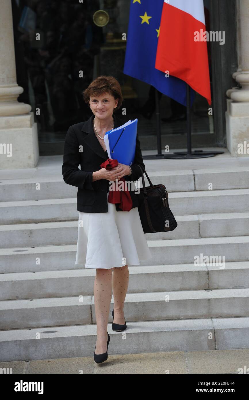 La ministre française junior pour les personnes âgées et handicapées Michele Delaunay quitte l'Elysée présidentielle après la réunion hebdomadaire du cabinet à Paris, France, le 23 mai 2012. Photo de Mousse/ABACAPRESS.COM Banque D'Images